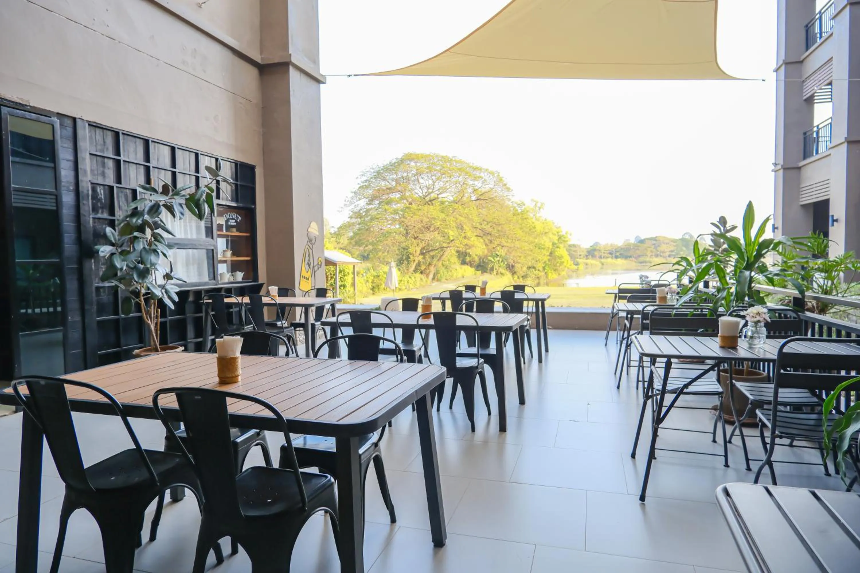 Restaurant/places to eat in Brown House Hotel