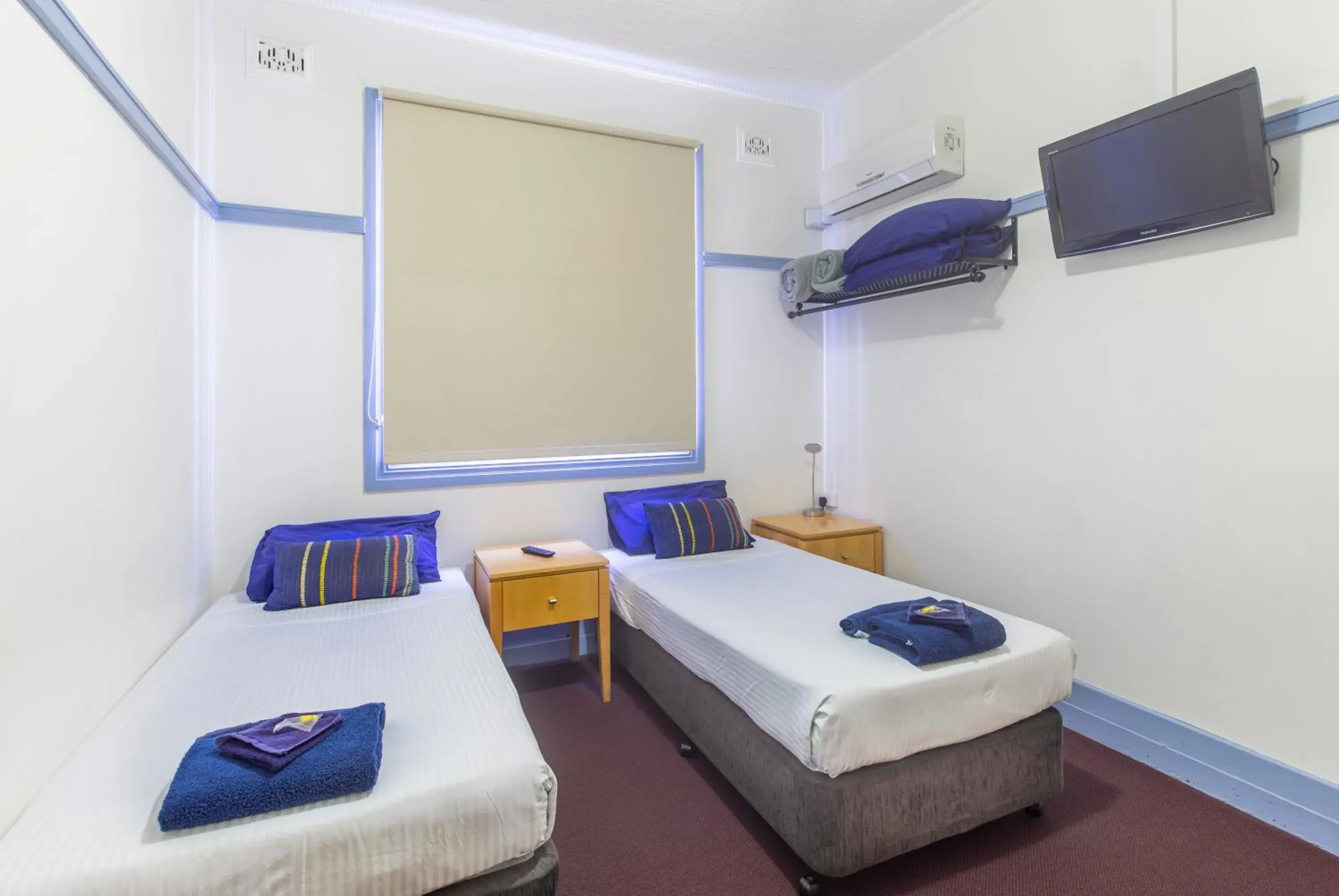 Twin Room with Shared Bathroom in Commonwealth Hotel Twin Room with Shared Bathroom in Commonwealth Hotel