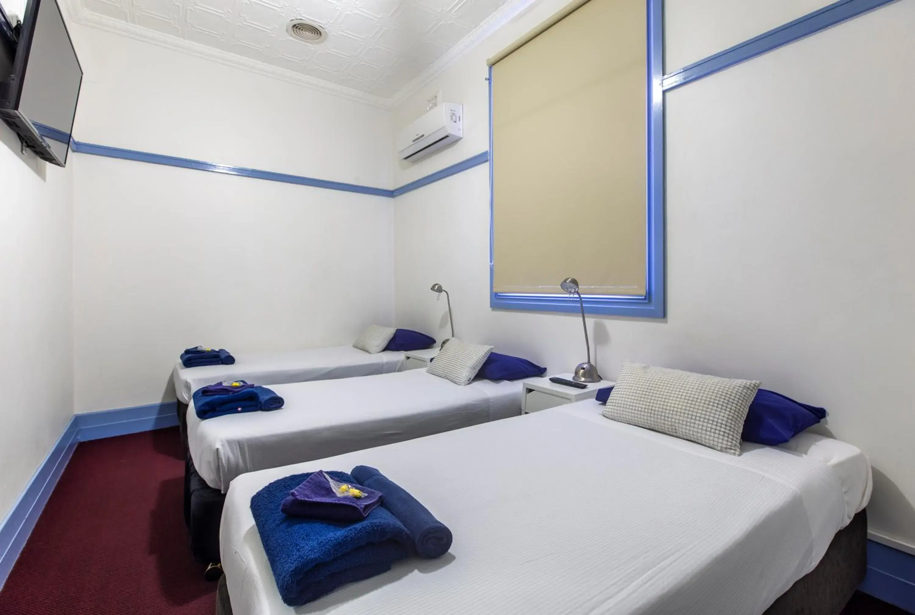 Triple Room with Shared Bathroom in Commonwealth Hotel Triple Room with Shared Bathroom in Commonwealth Hotel