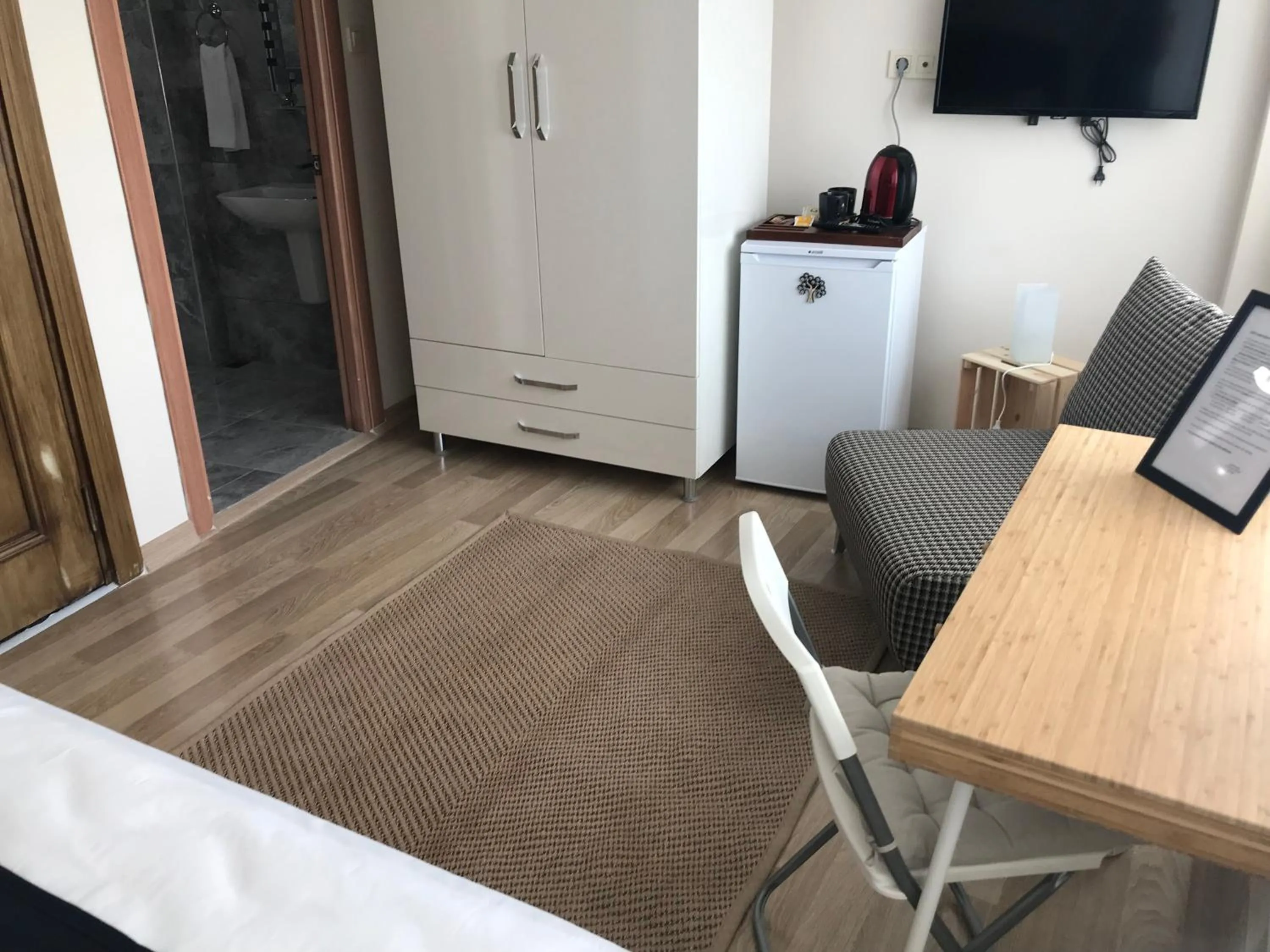 TV and multimedia in Goji's Apartments