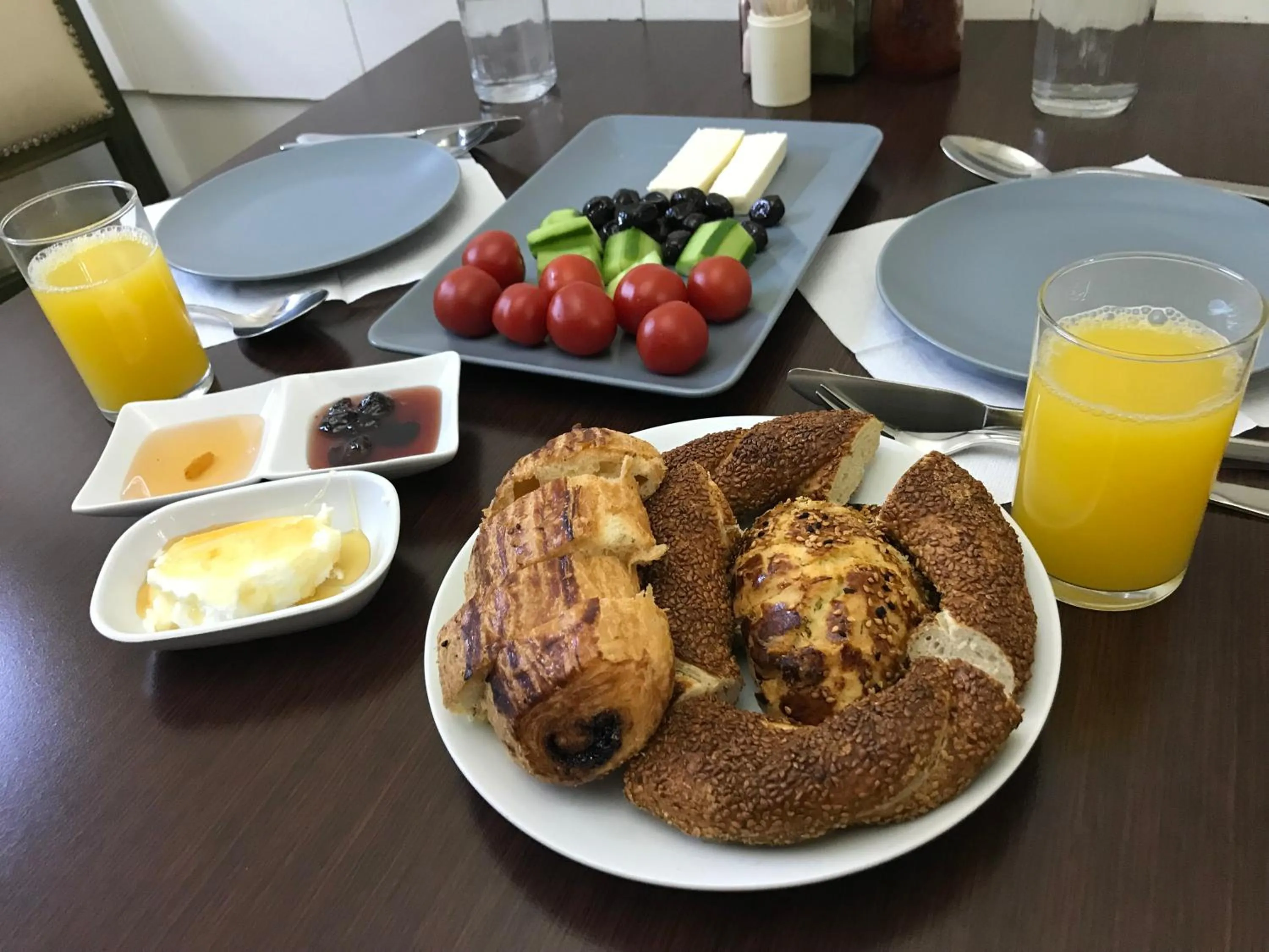 Restaurant/places to eat in Goji's Apartments