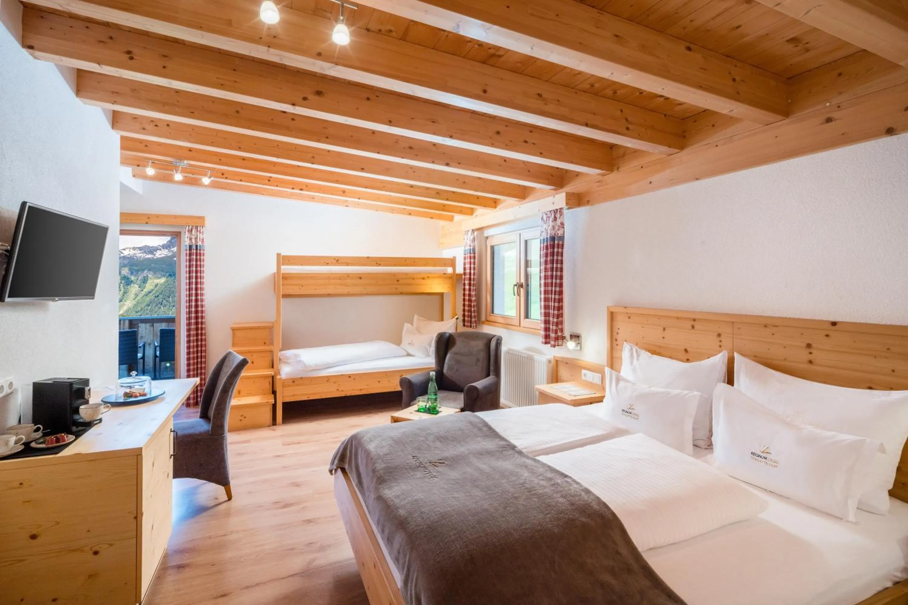 Bedroom, Bed in Hotel Regnum Zegg