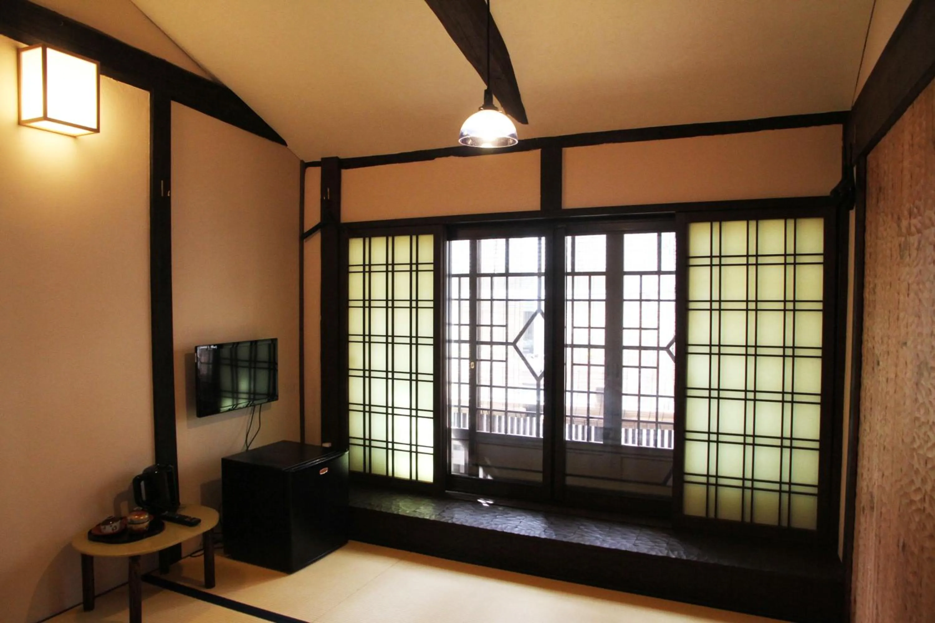 Photo of the whole room in Roman Kan