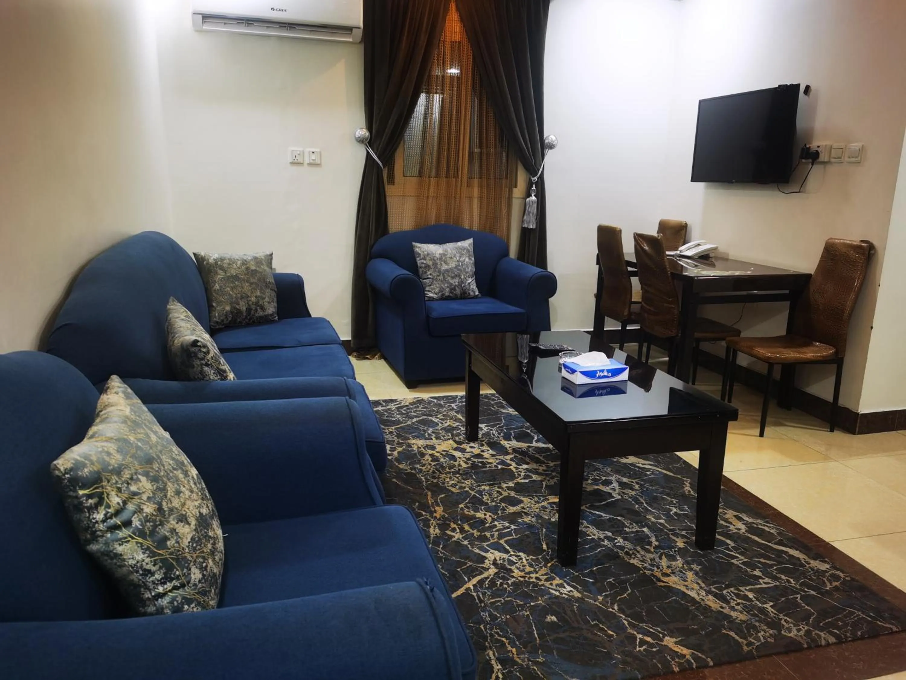 Communal lounge/ TV room in شقق نطوان للشقق المخدومة