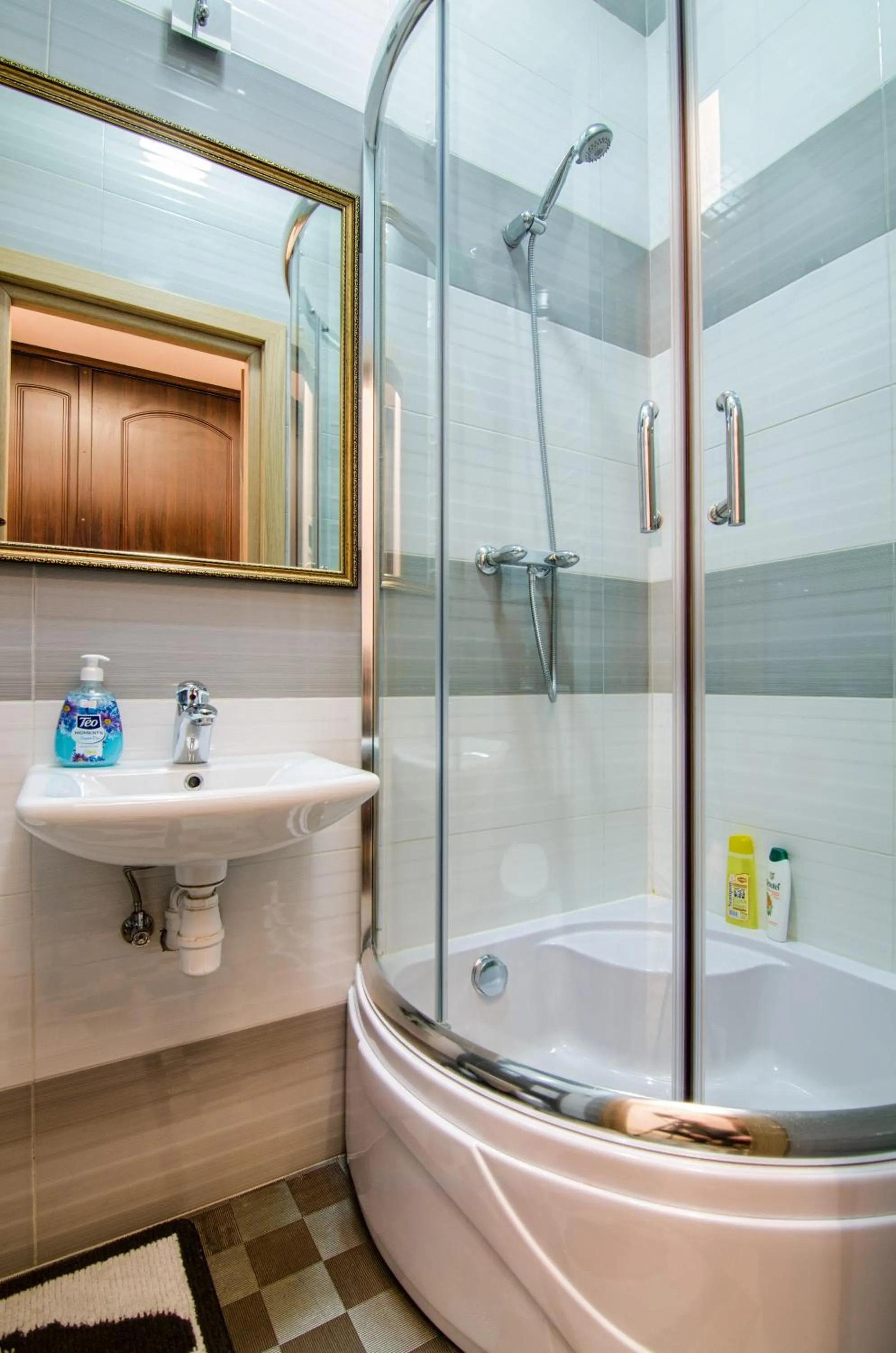 Shower in LEOGRAND Apartments on Doroshenka 34