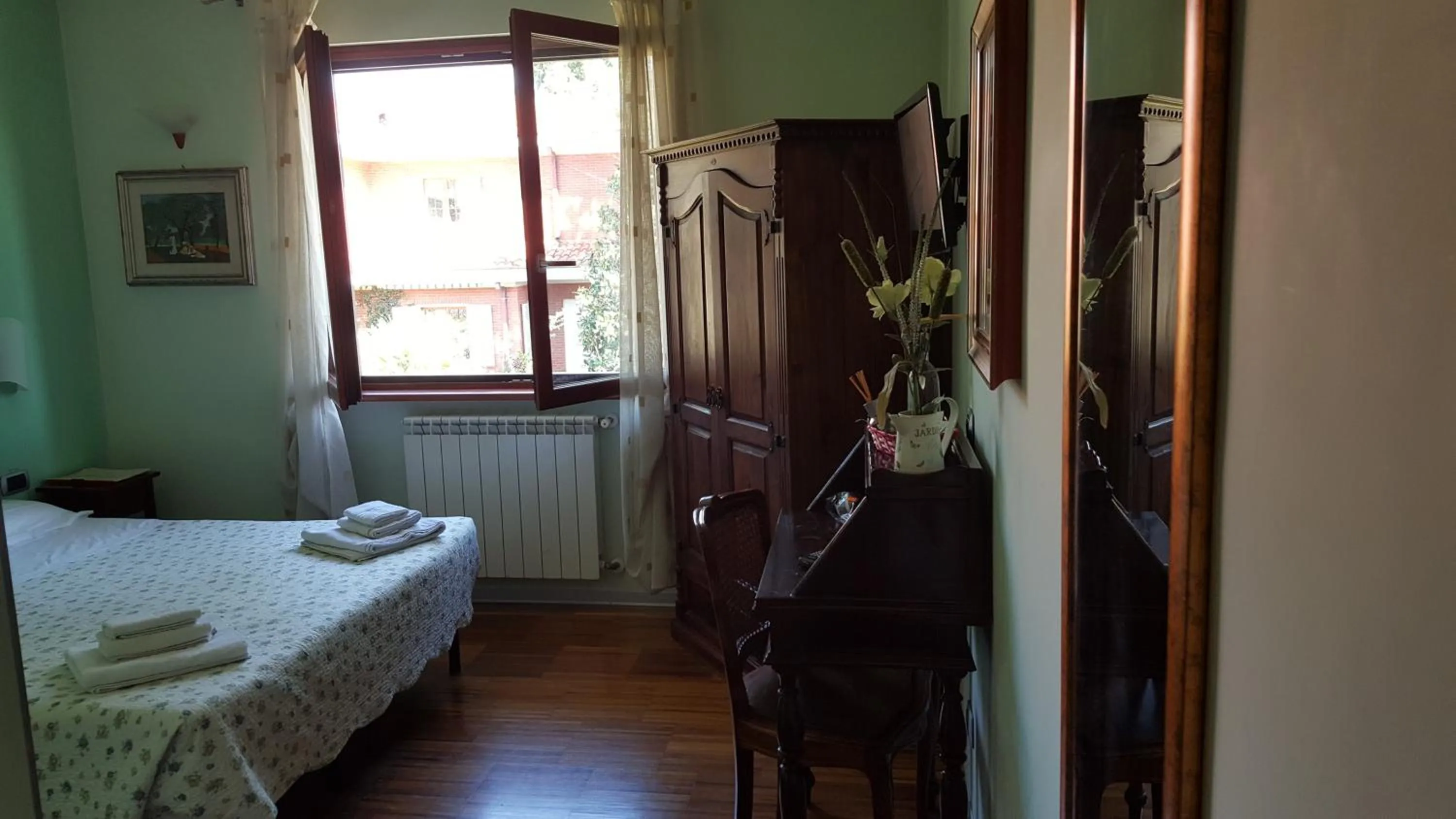 Photo of the whole room, Bed in Aurelia Garden Gold B&B