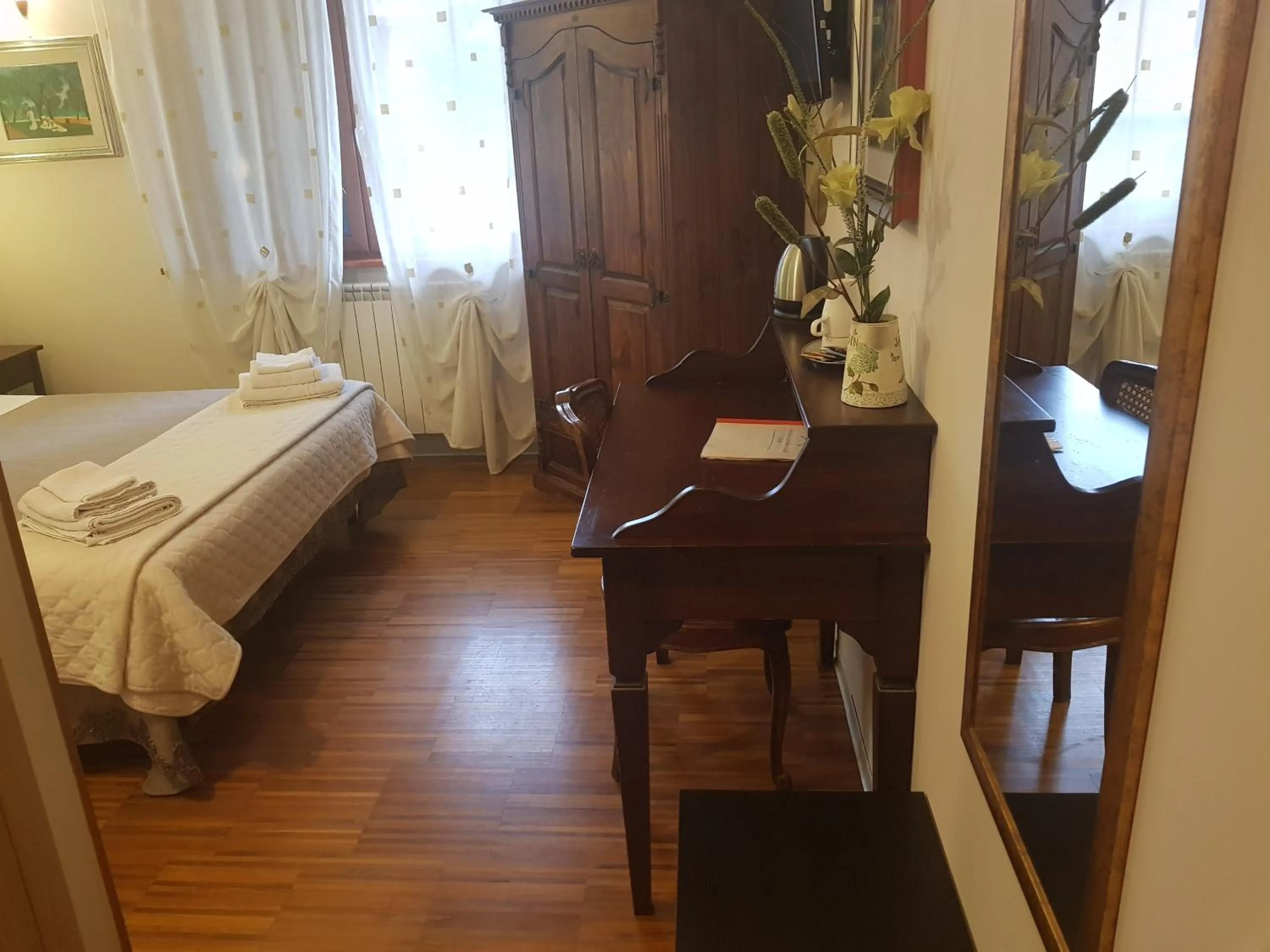 Photo of the whole room, Bed in Aurelia Garden Gold B&B