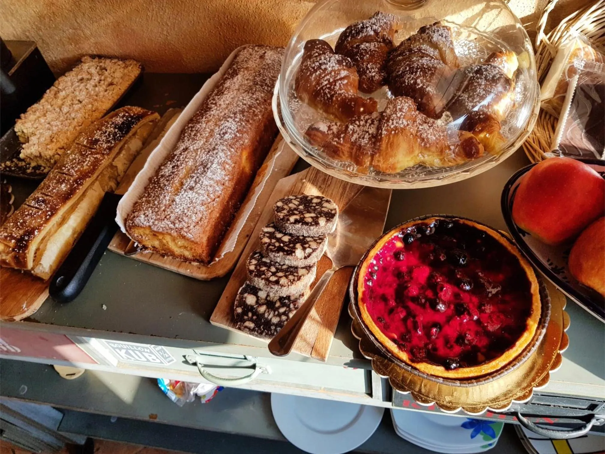 Breakfast in Aurelia Garden Gold B&B