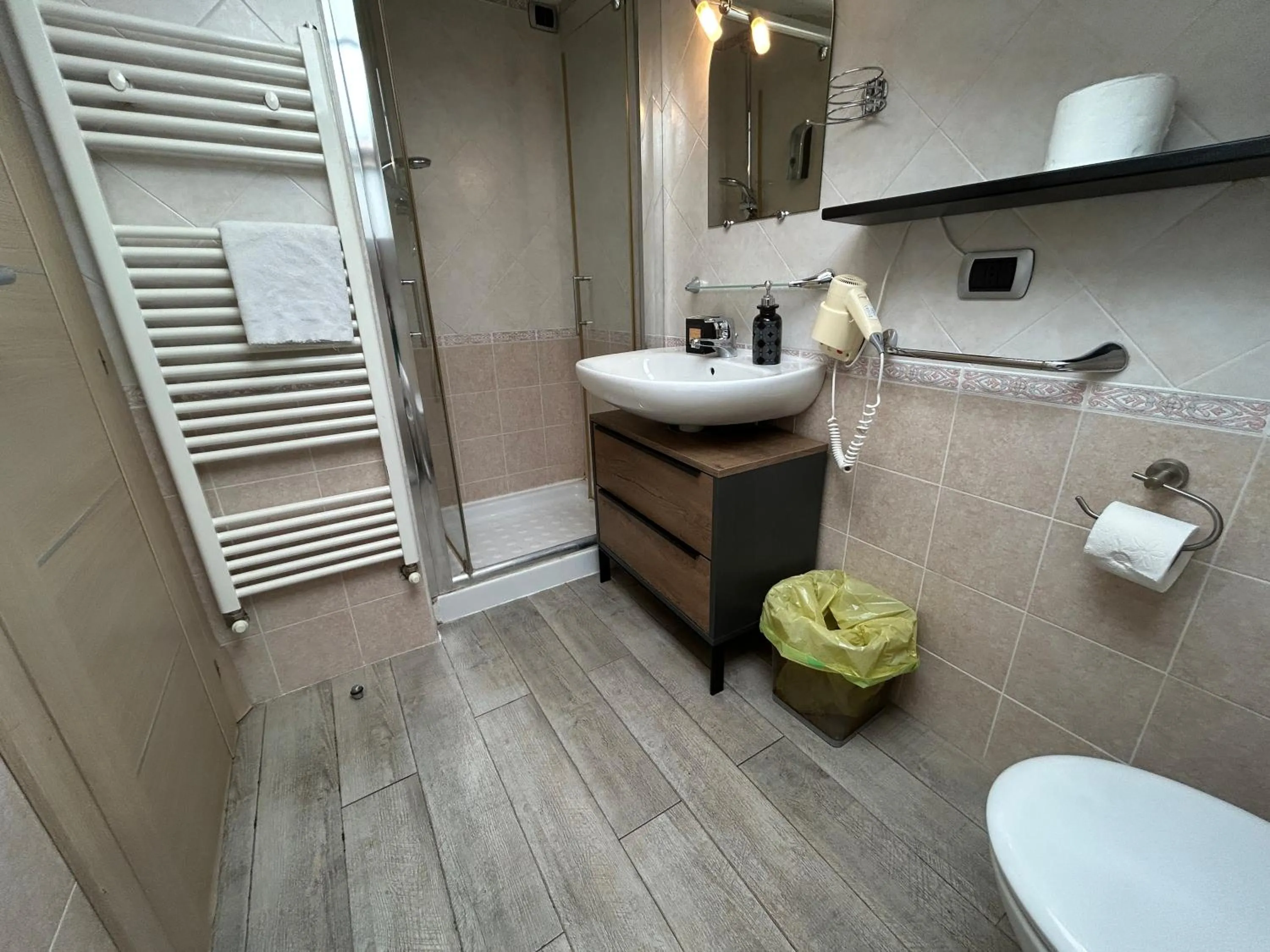 Shower in Aurelia Garden Gold B&B