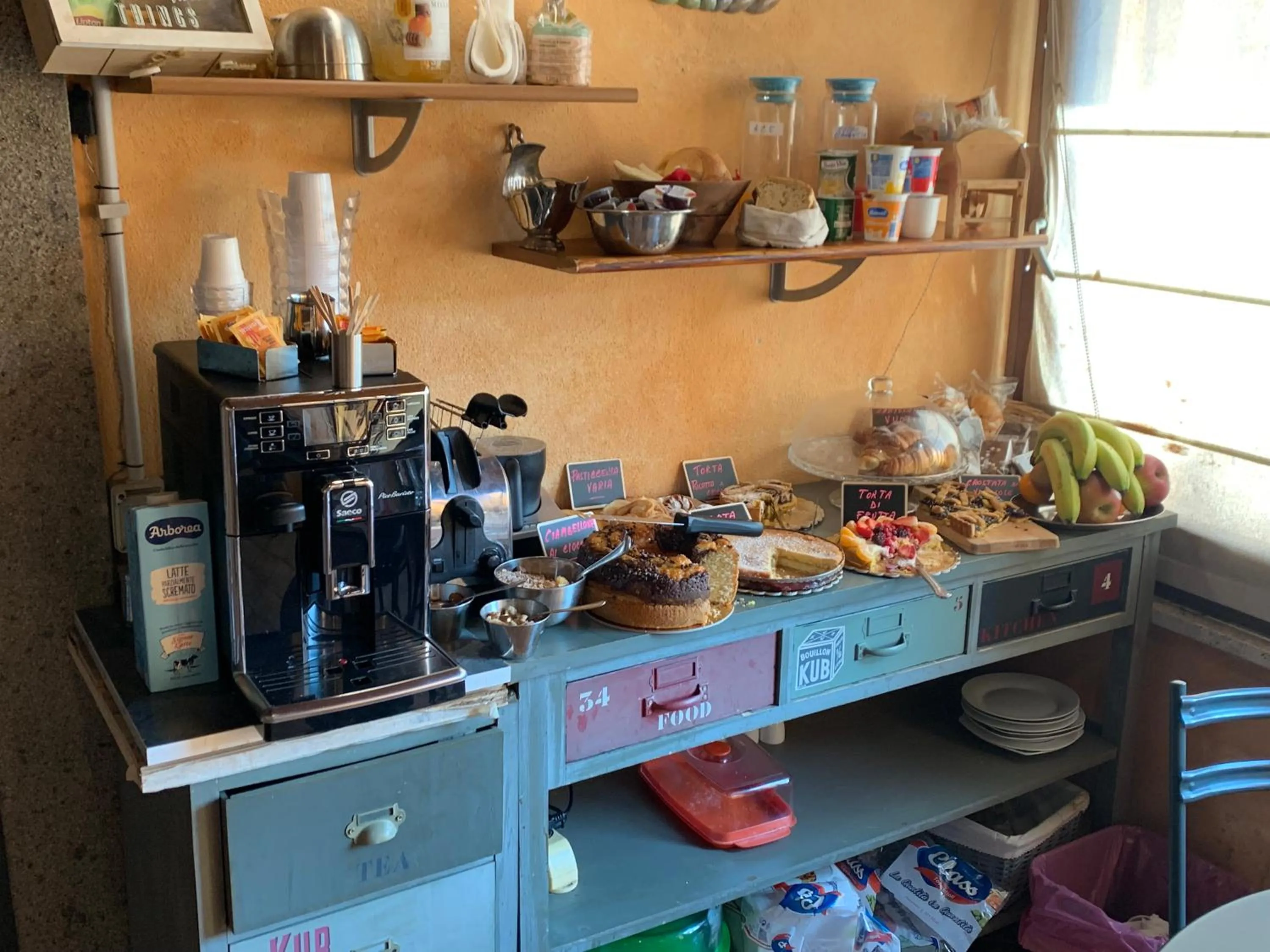 Coffee/tea facilities in Aurelia Garden Gold B&B