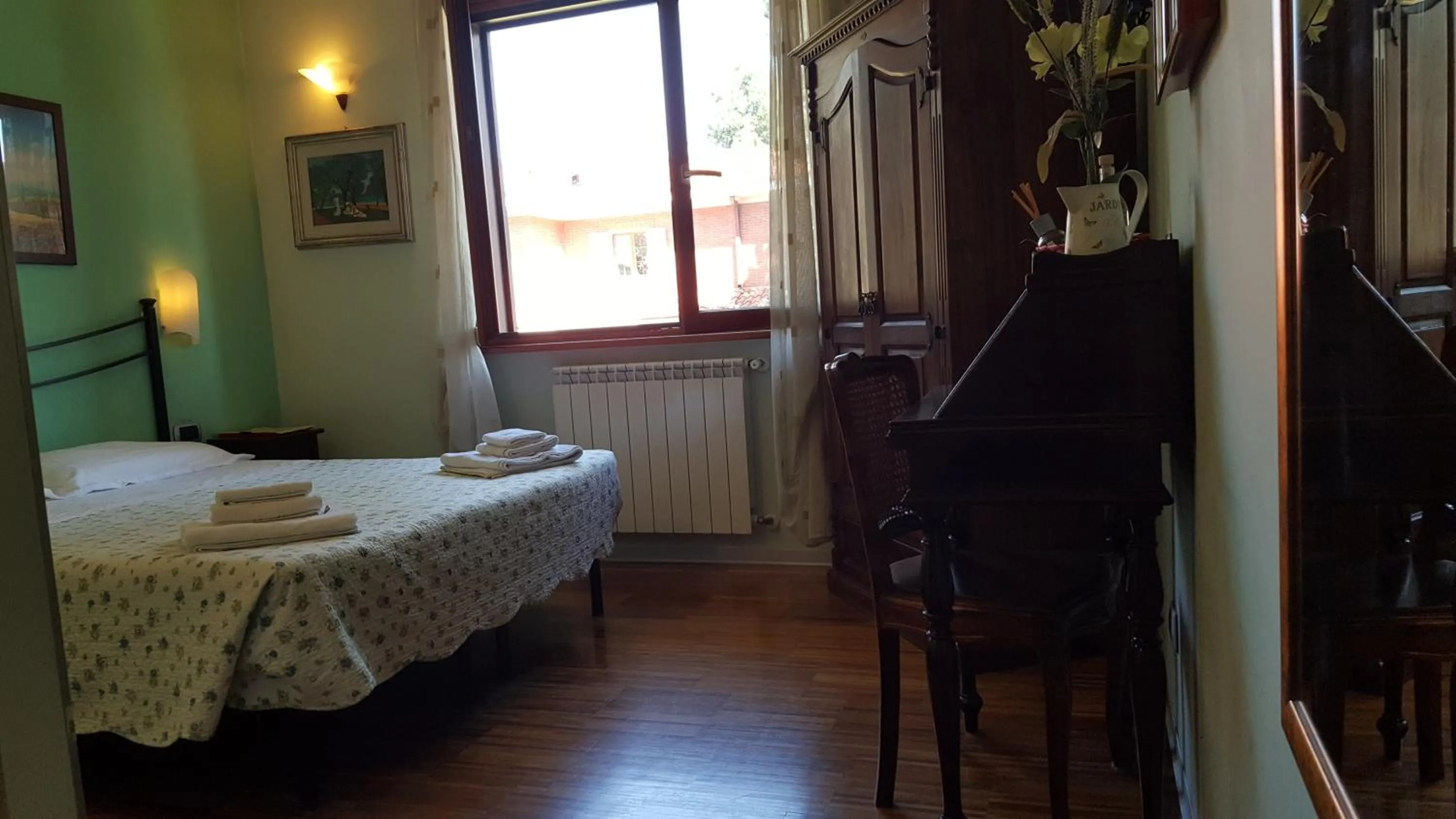 Photo of the whole room, Bed in Aurelia Garden Gold B&B