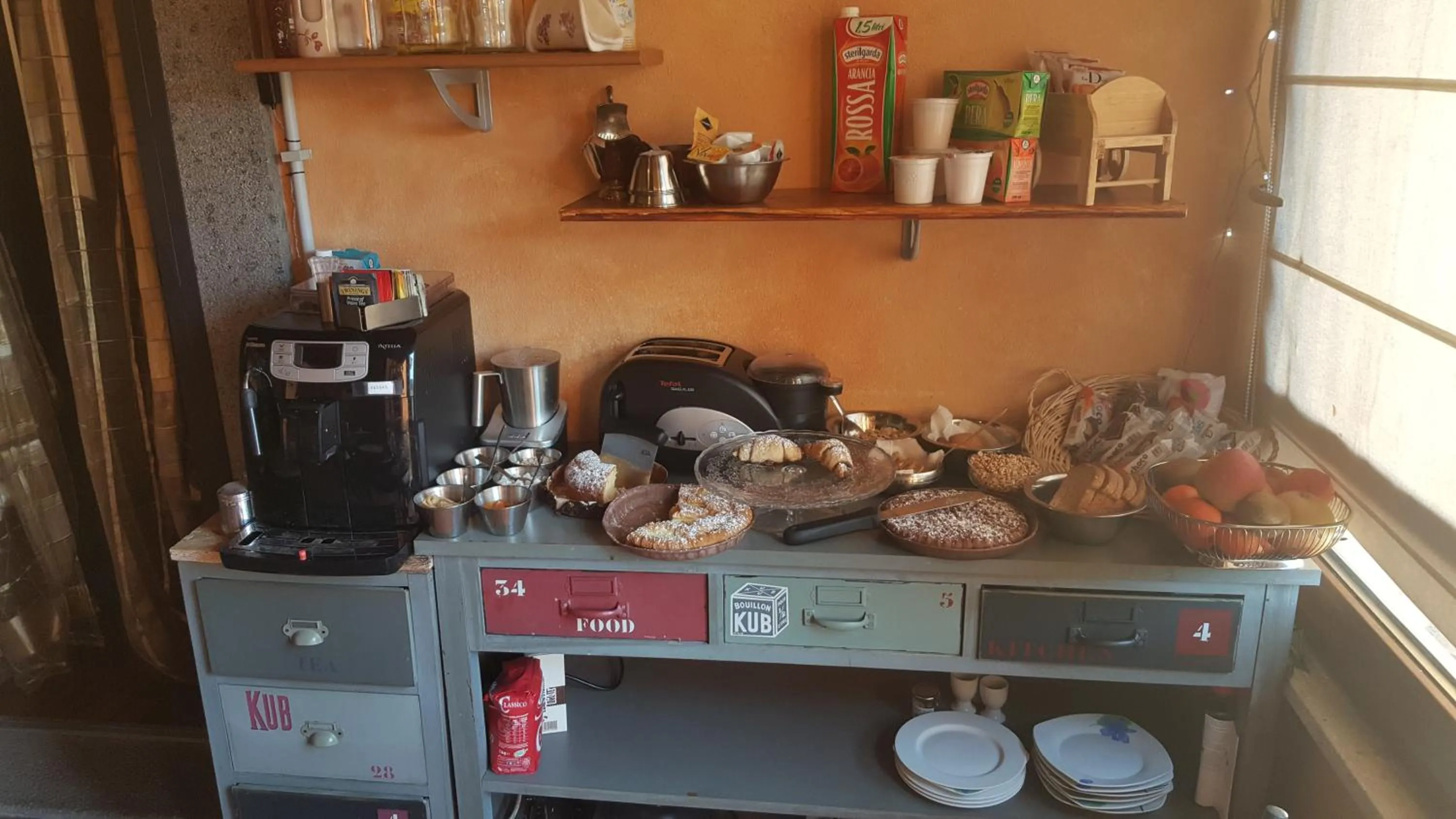 Food and drinks in Aurelia Garden Gold B&B