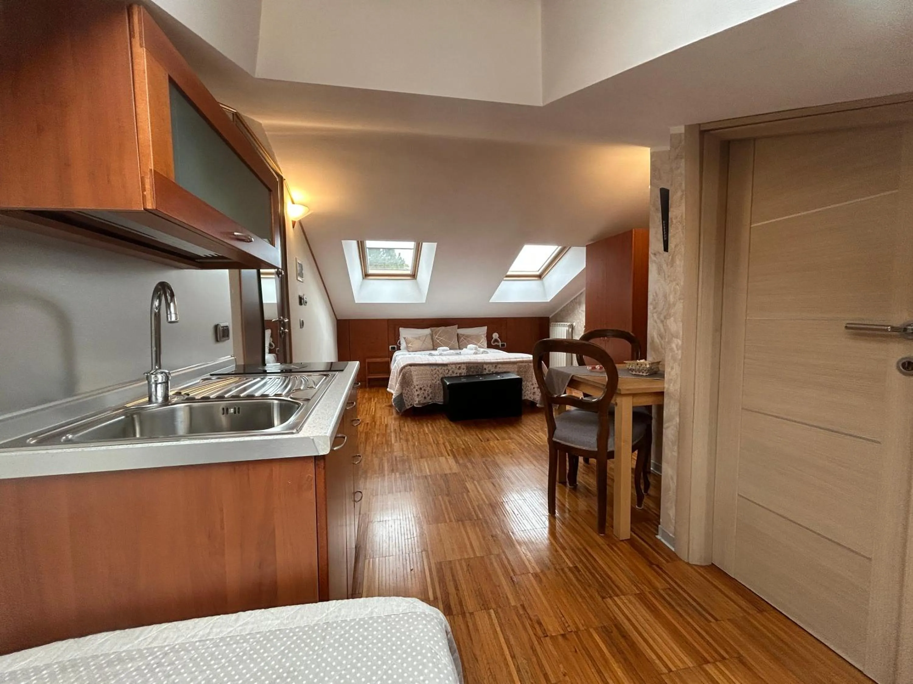 Kitchen or kitchenette, Bed in Aurelia Garden Gold B&B