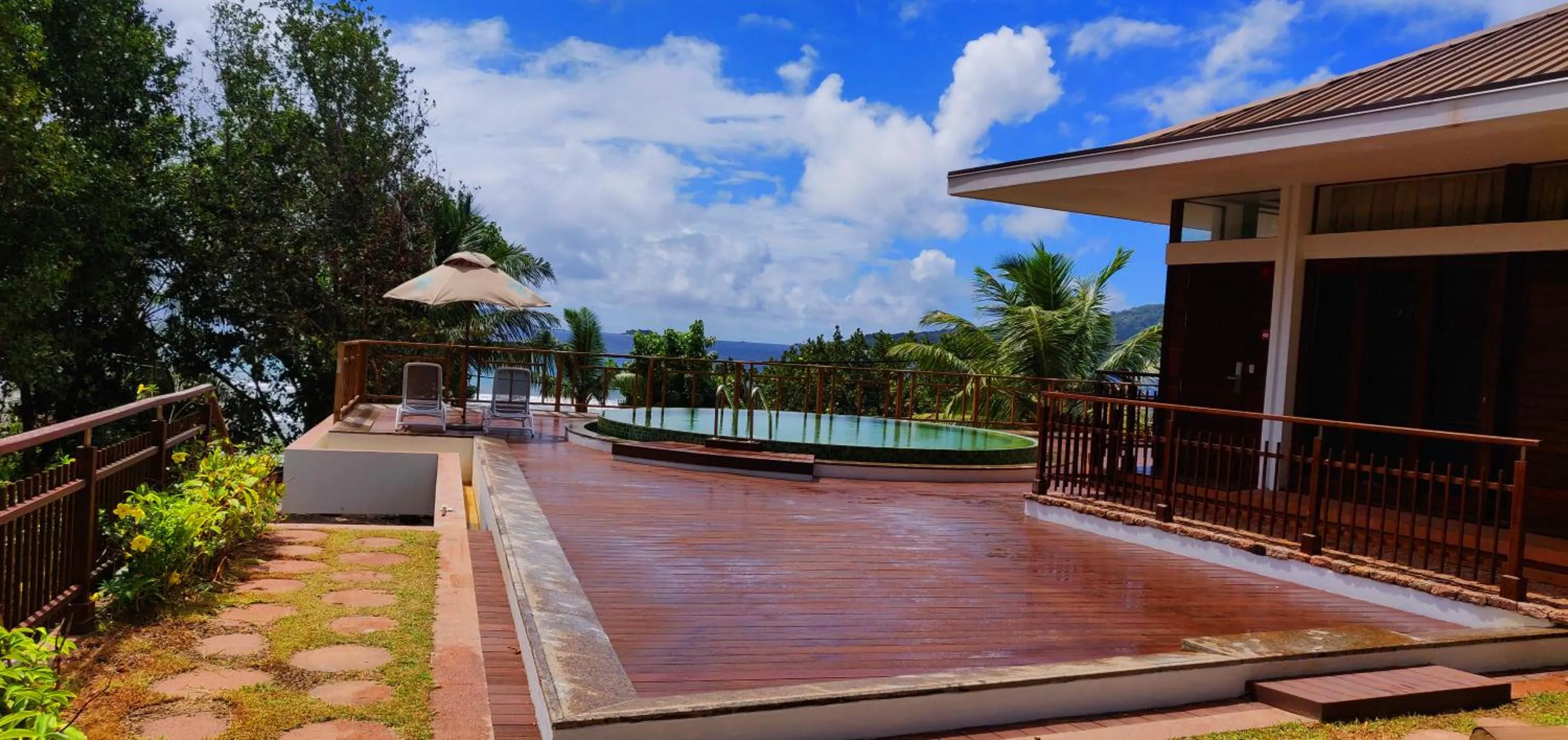 Swimming pool in Le Relax Luxury Lodge