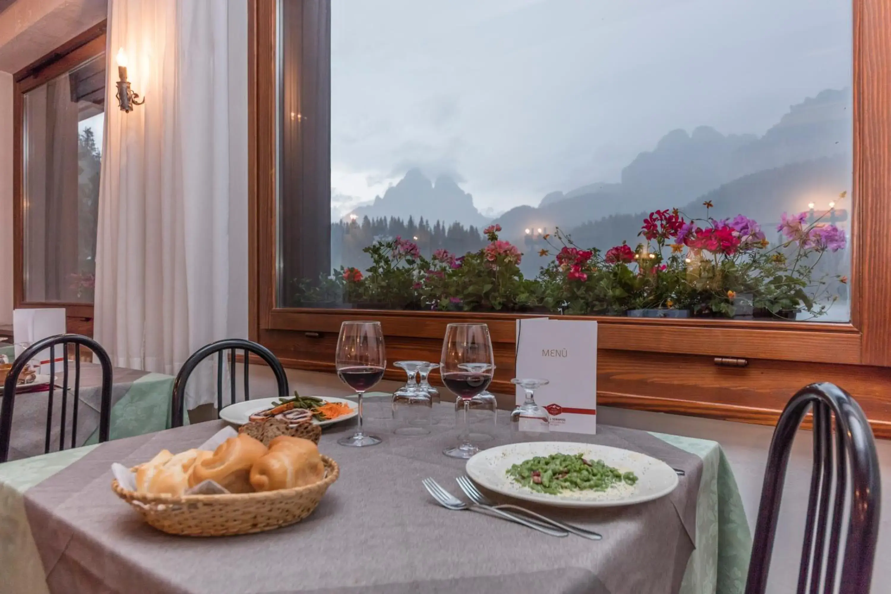 Restaurant/places to eat in Hotel Sorapiss Restaurant/places to eat in Hotel Sorapiss
