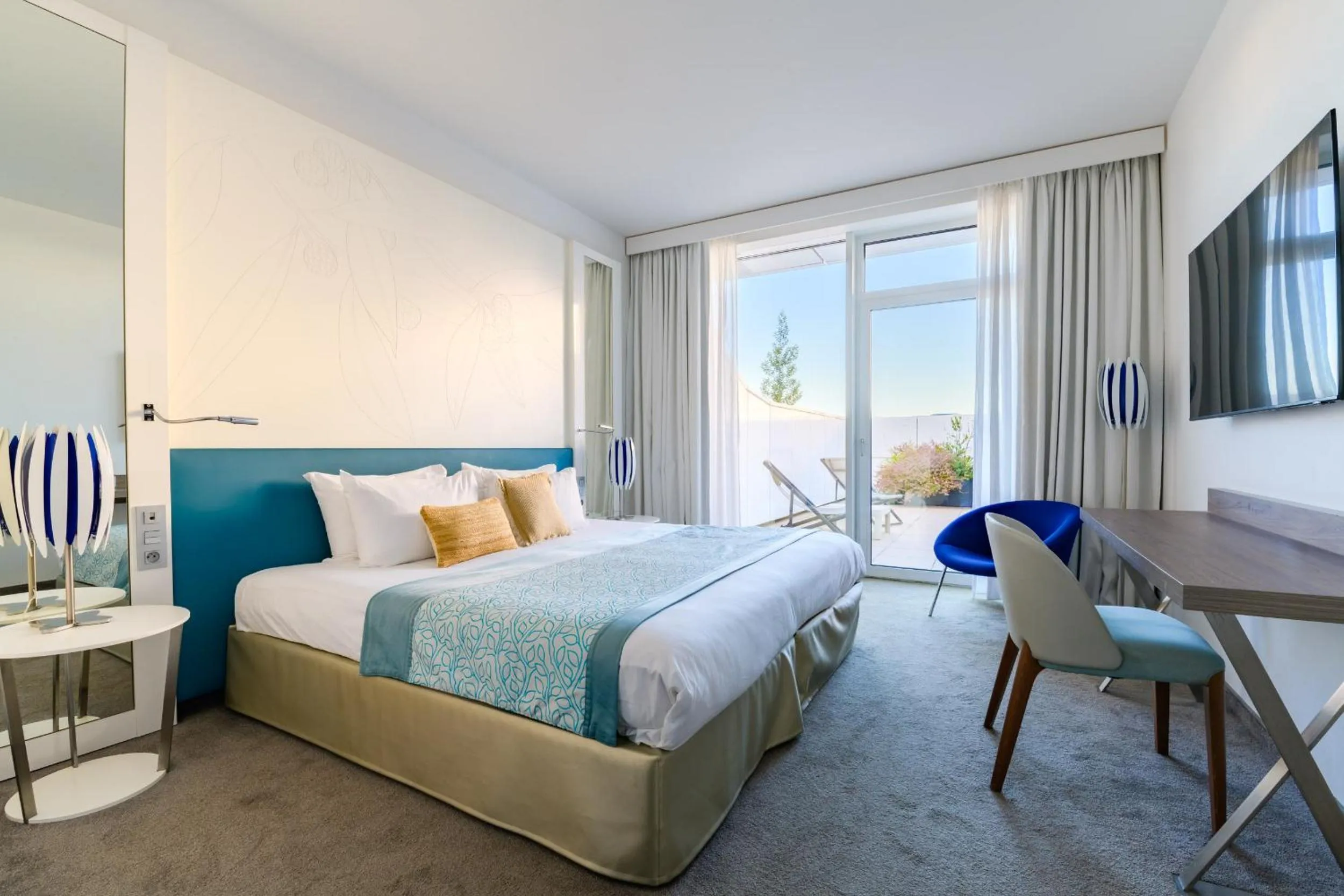 Balcony/Terrace, Bed in Golden Tulip Marseille Euromed