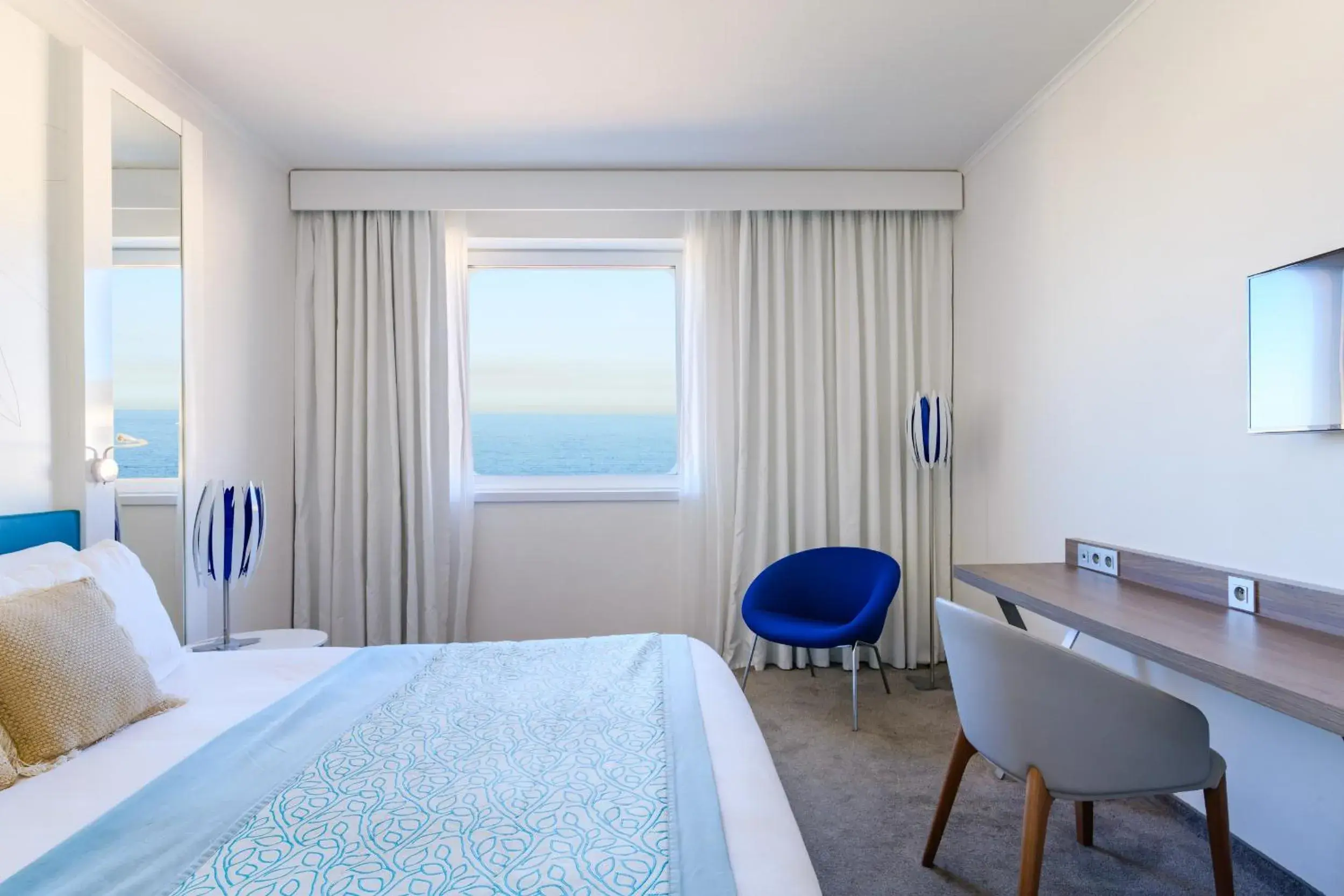 King Room - Sea Side in Golden Tulip Marseille Euromed King Room - Sea Side in Golden Tulip Marseille Euromed