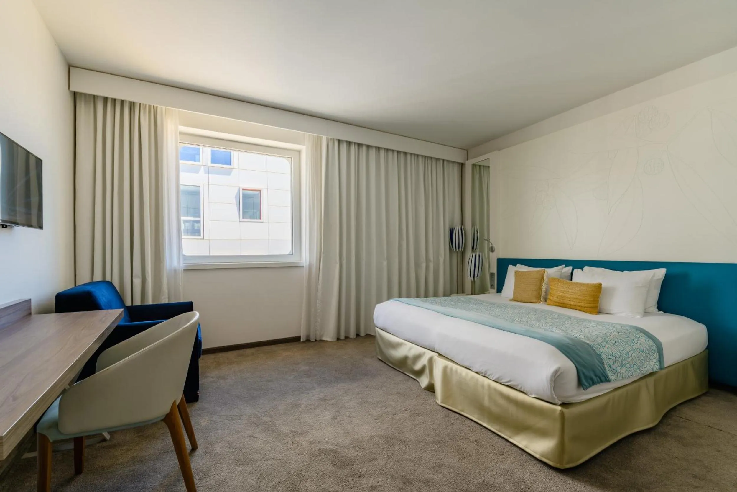 Bed in Golden Tulip Marseille Euromed