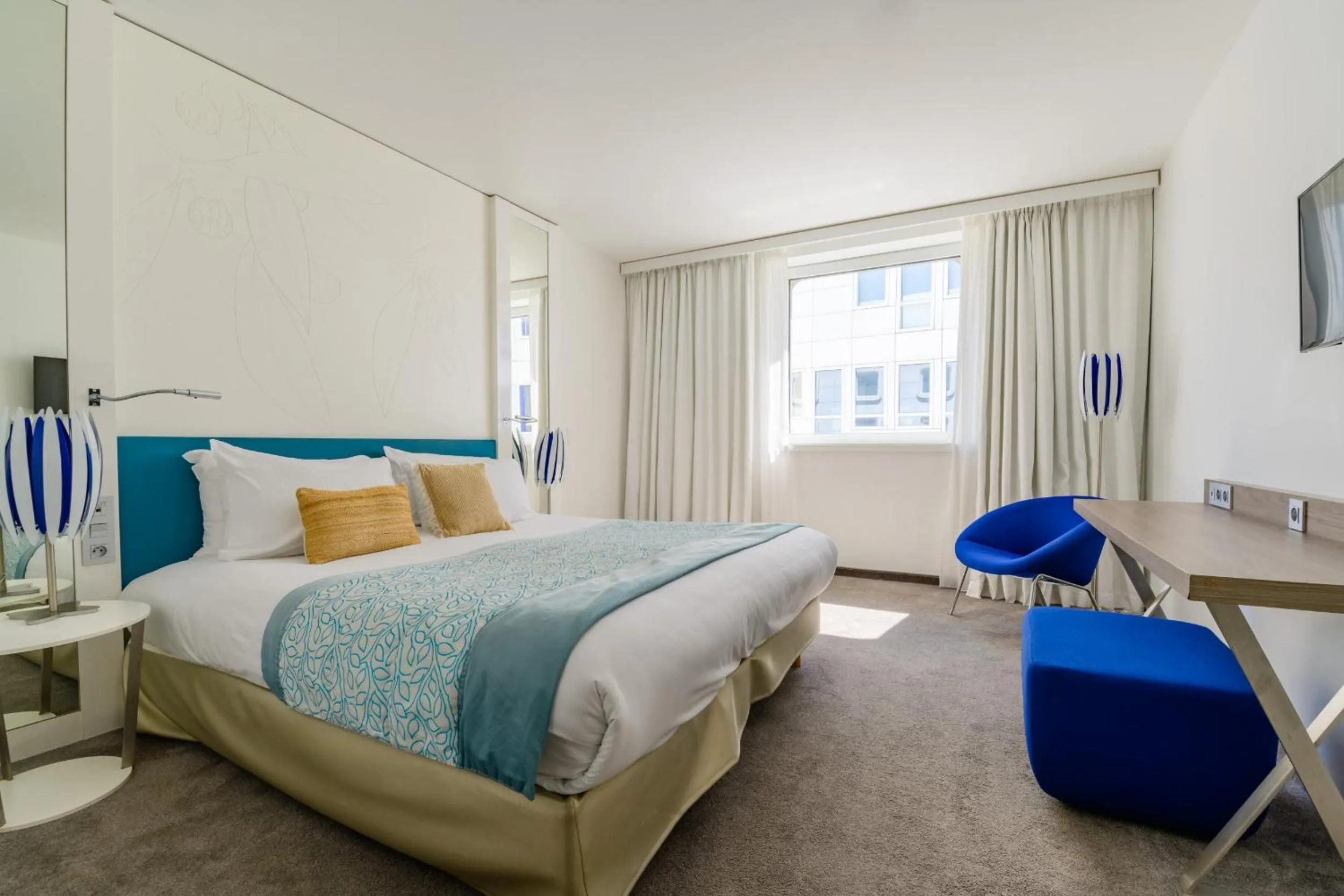 Bedroom, Bed in Golden Tulip Marseille Euromed