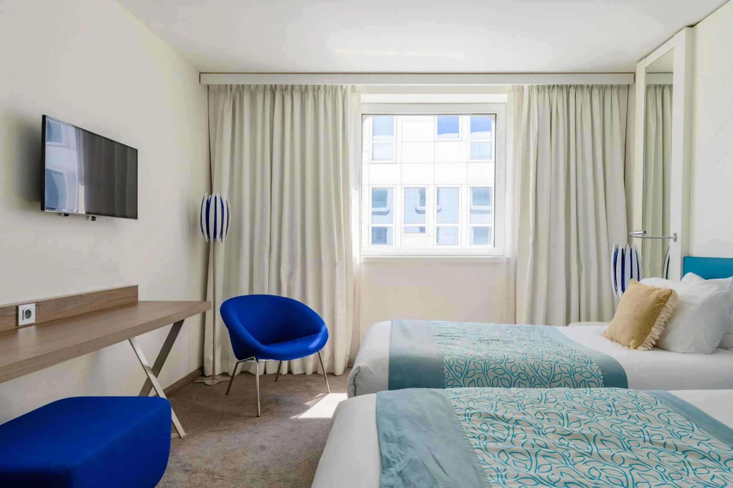 Bedroom, Bed in Golden Tulip Marseille Euromed