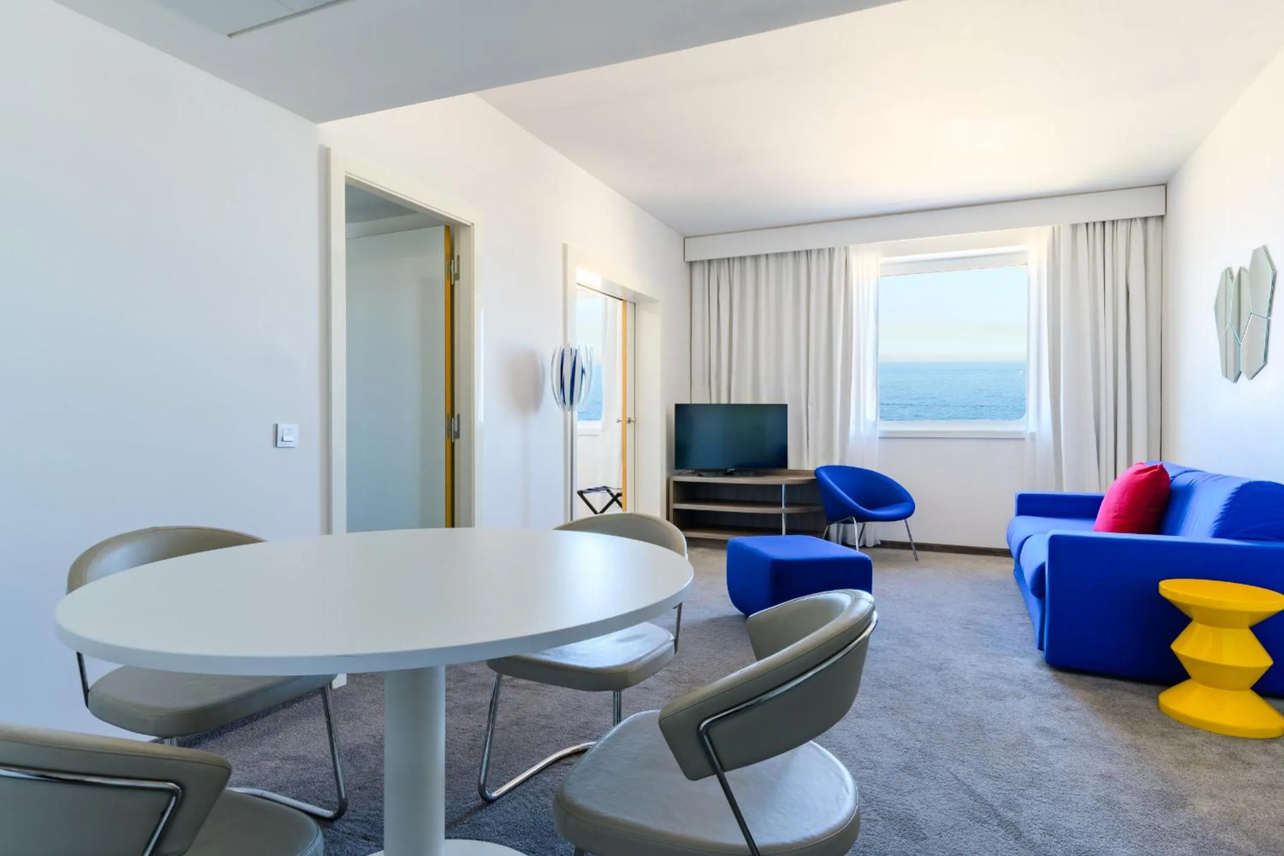 Communal lounge/ TV room in Golden Tulip Marseille Euromed