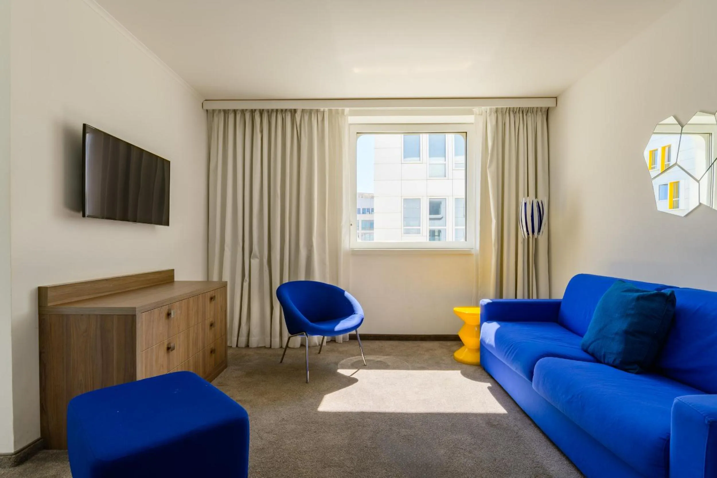 Living room in Golden Tulip Marseille Euromed