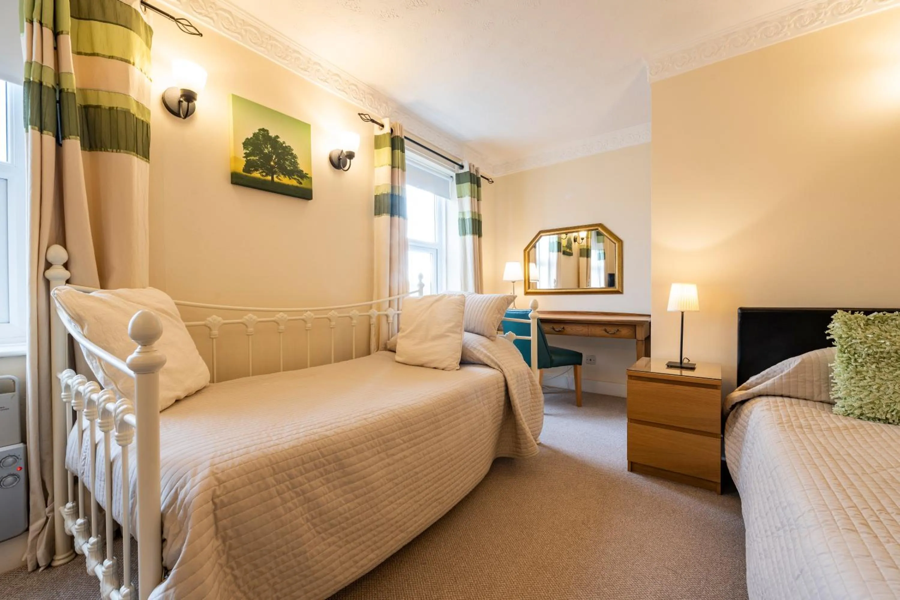 Bedroom, Bed in Swan Hotel