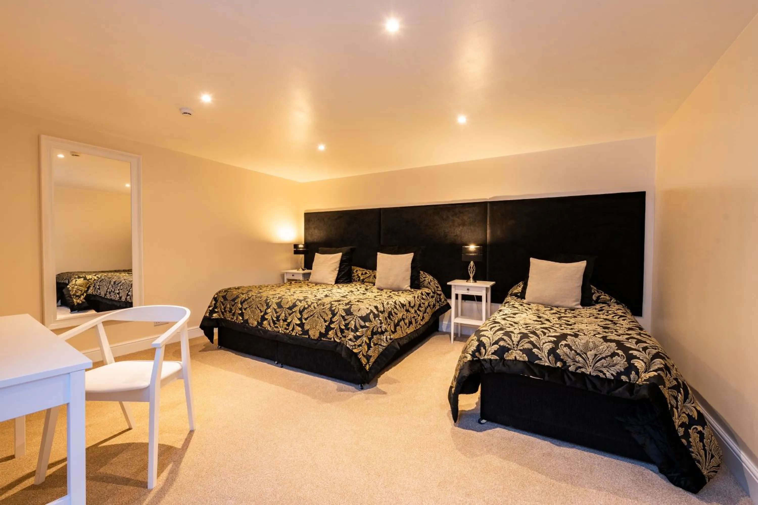 Bedroom, Bed in Swan Hotel