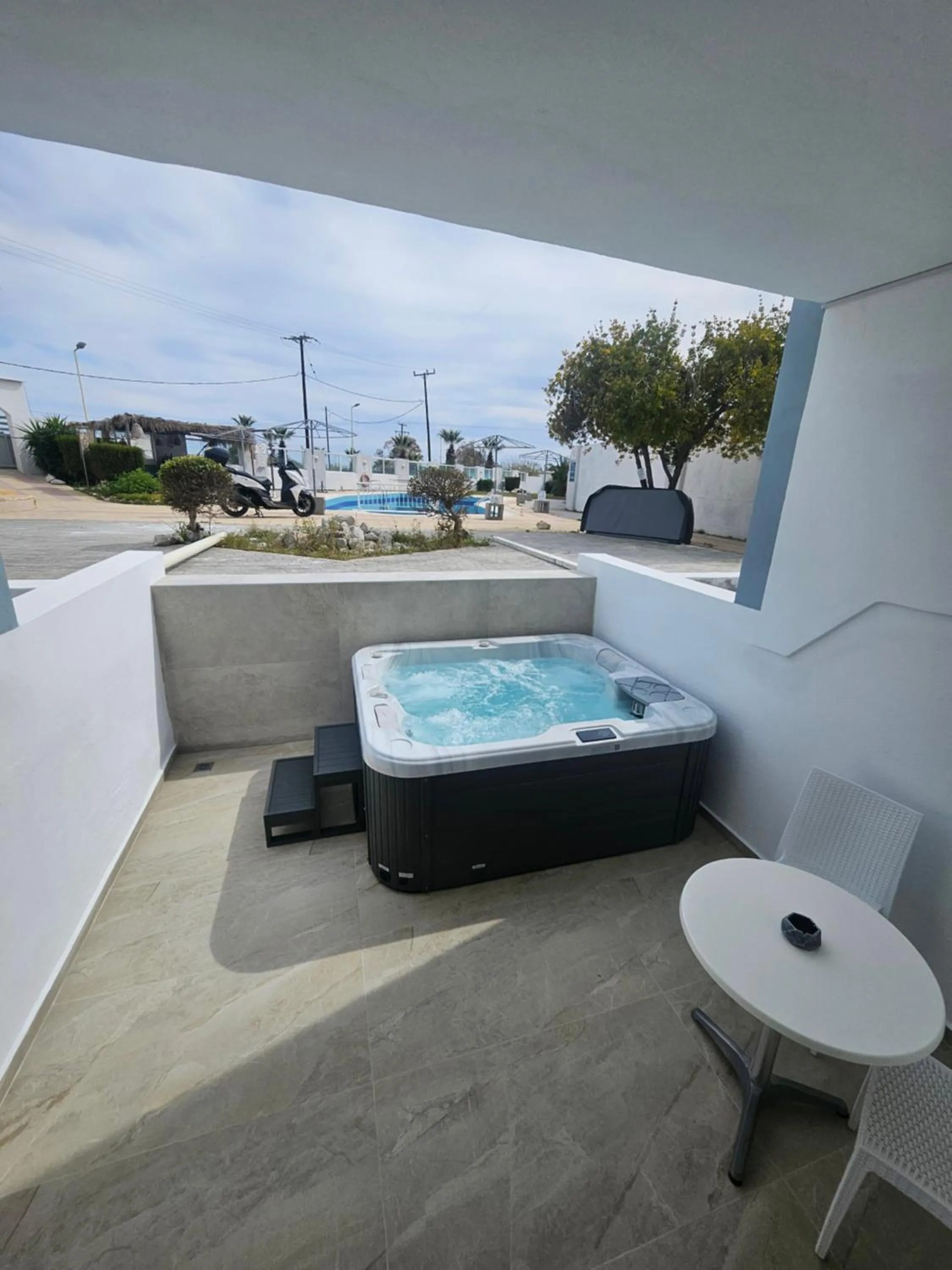 Hot Tub in Casa Blue Sarantis