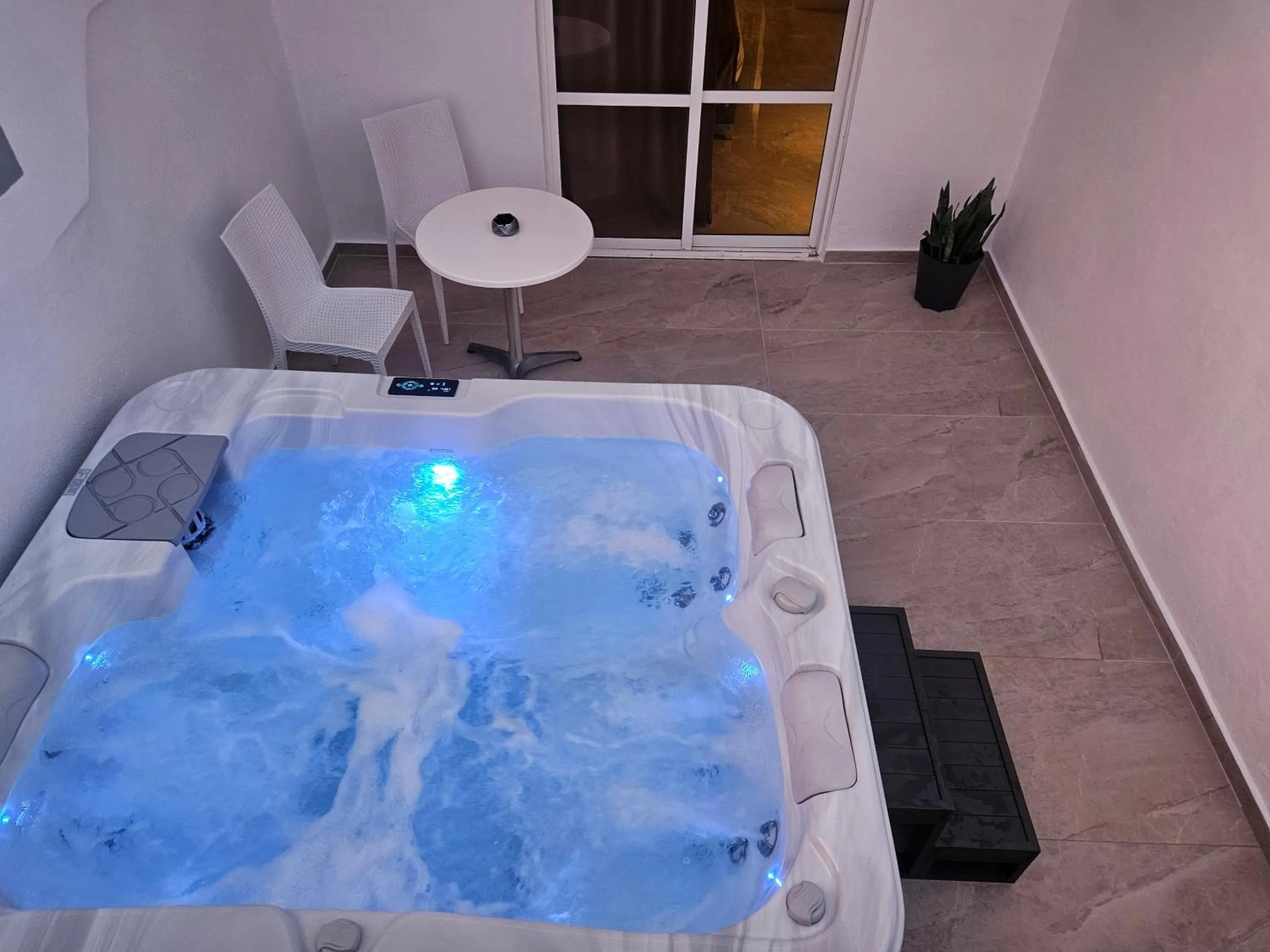 Hot Tub in Casa Blue Sarantis