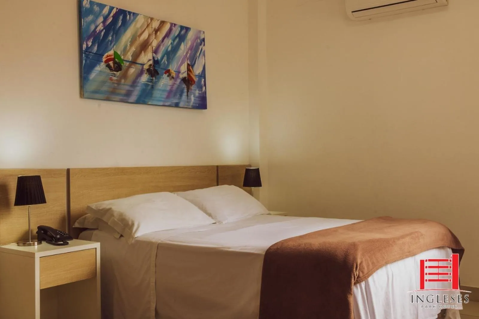 Bed in Ingleses Park Hotel