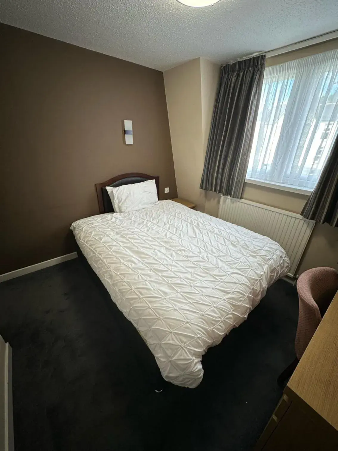 Bed in Burnett Arms Hotel Bed in Burnett Arms Hotel