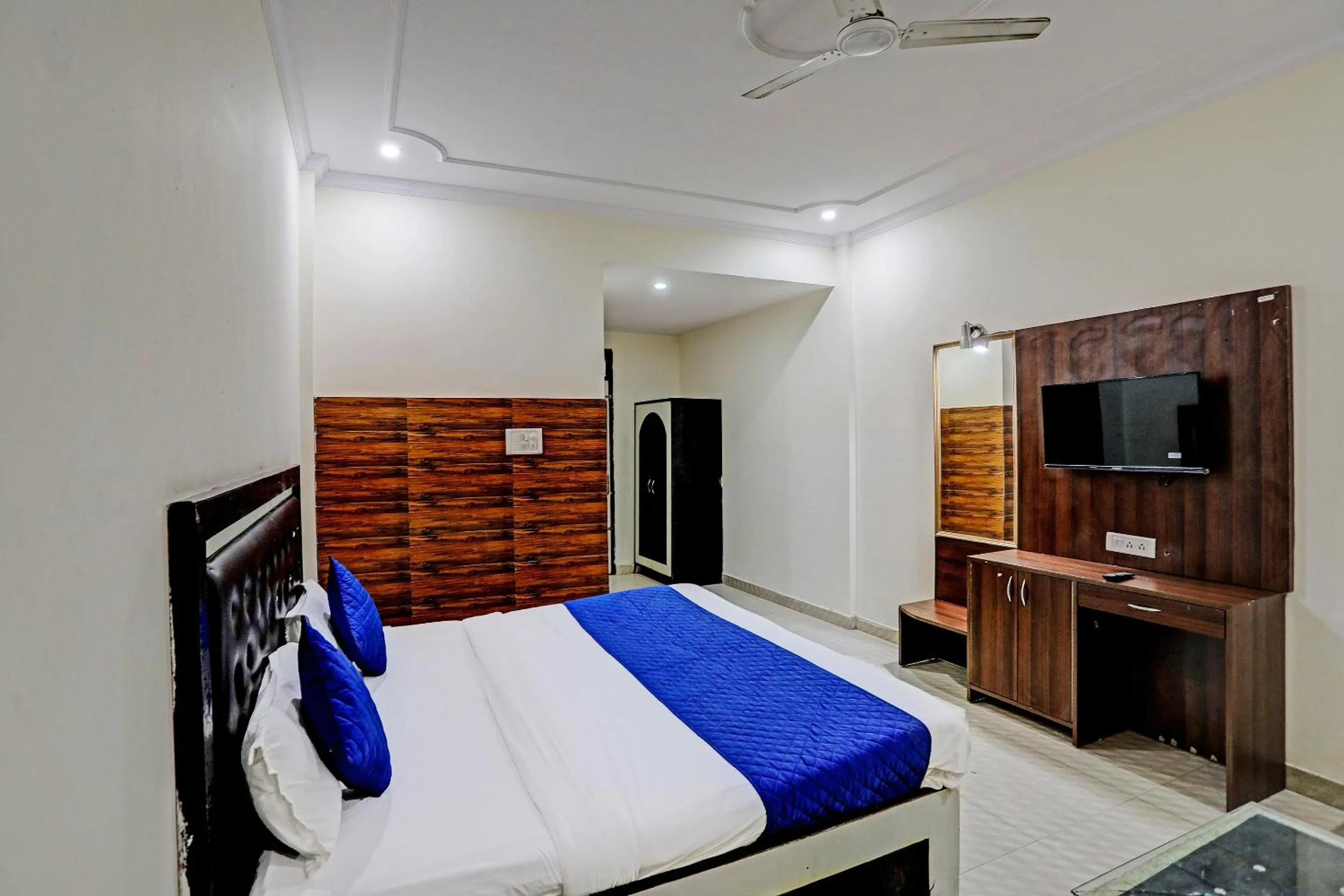 Hotel E joy Karol Bagh