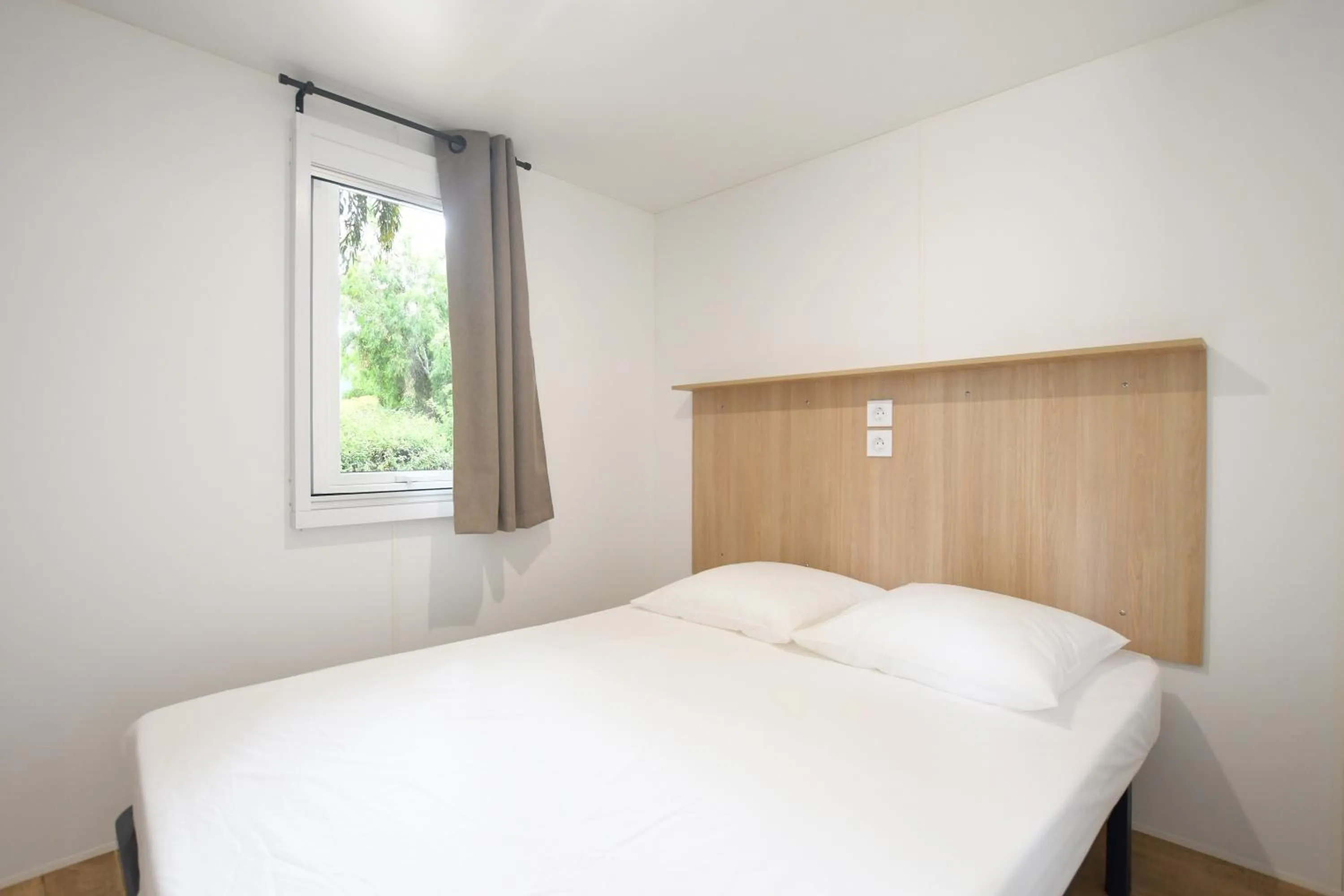 Bedroom, Bed in Camping International