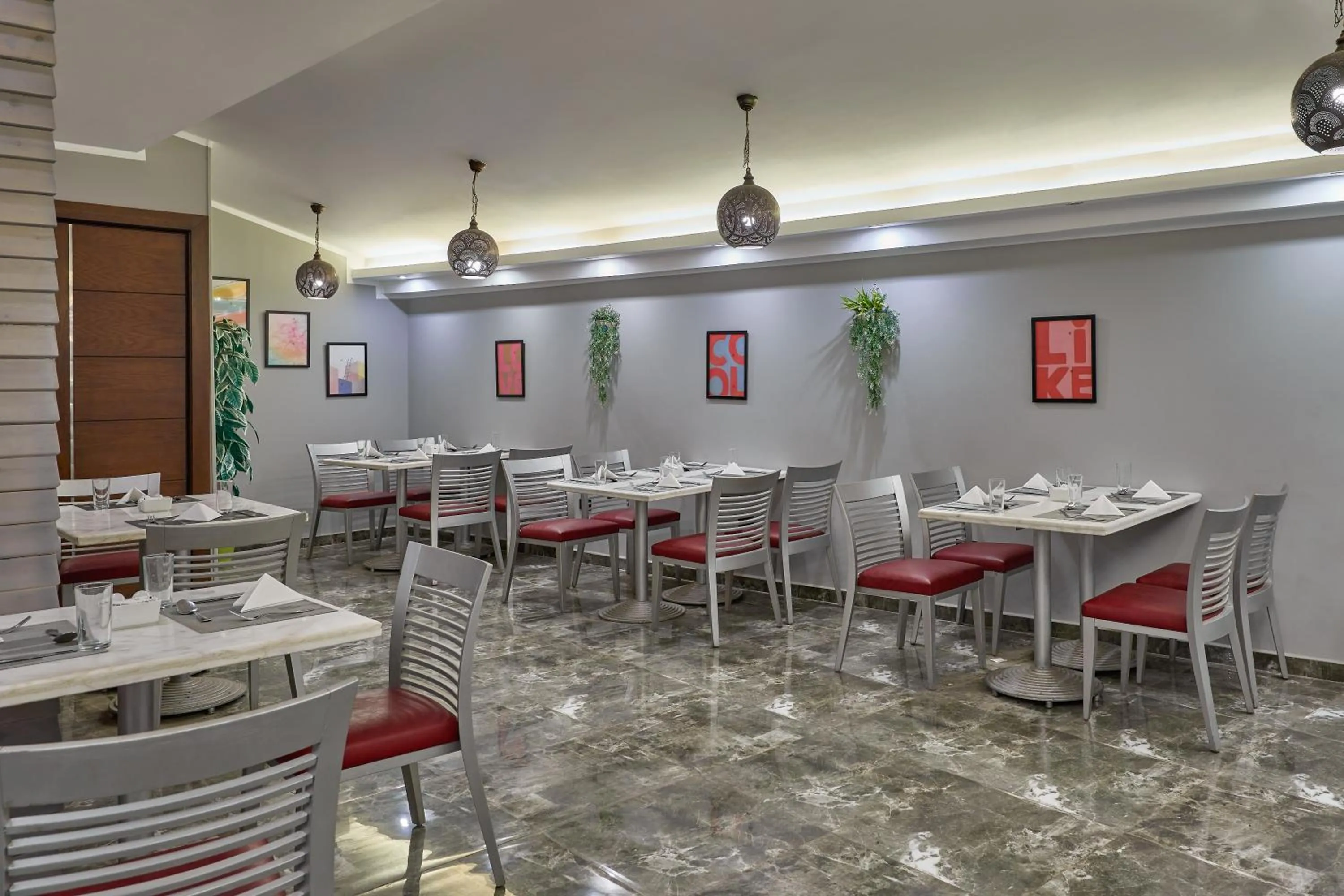 Restaurant/places to eat in Golden Carven Hotel