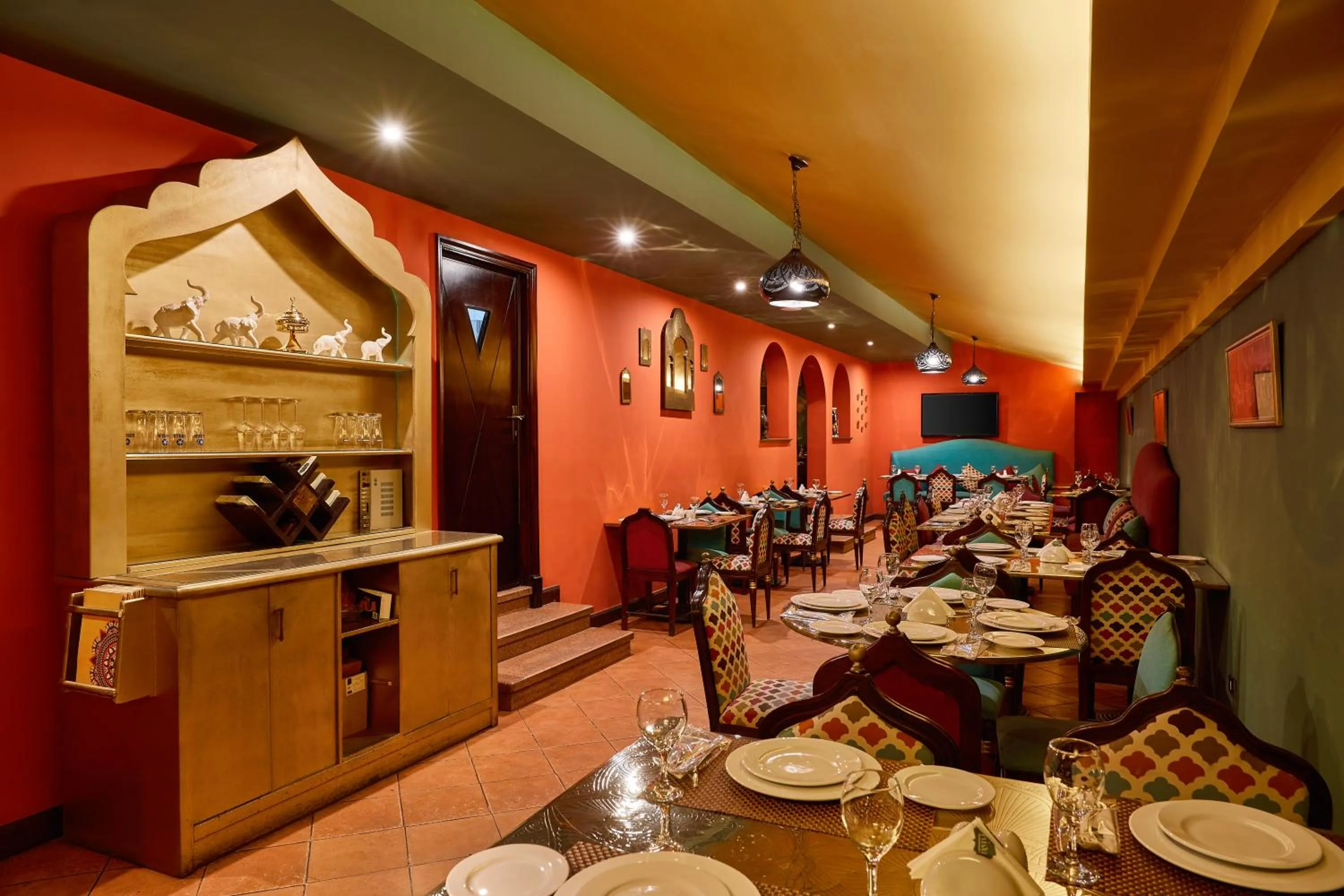 Restaurant/places to eat in Golden Carven Hotel