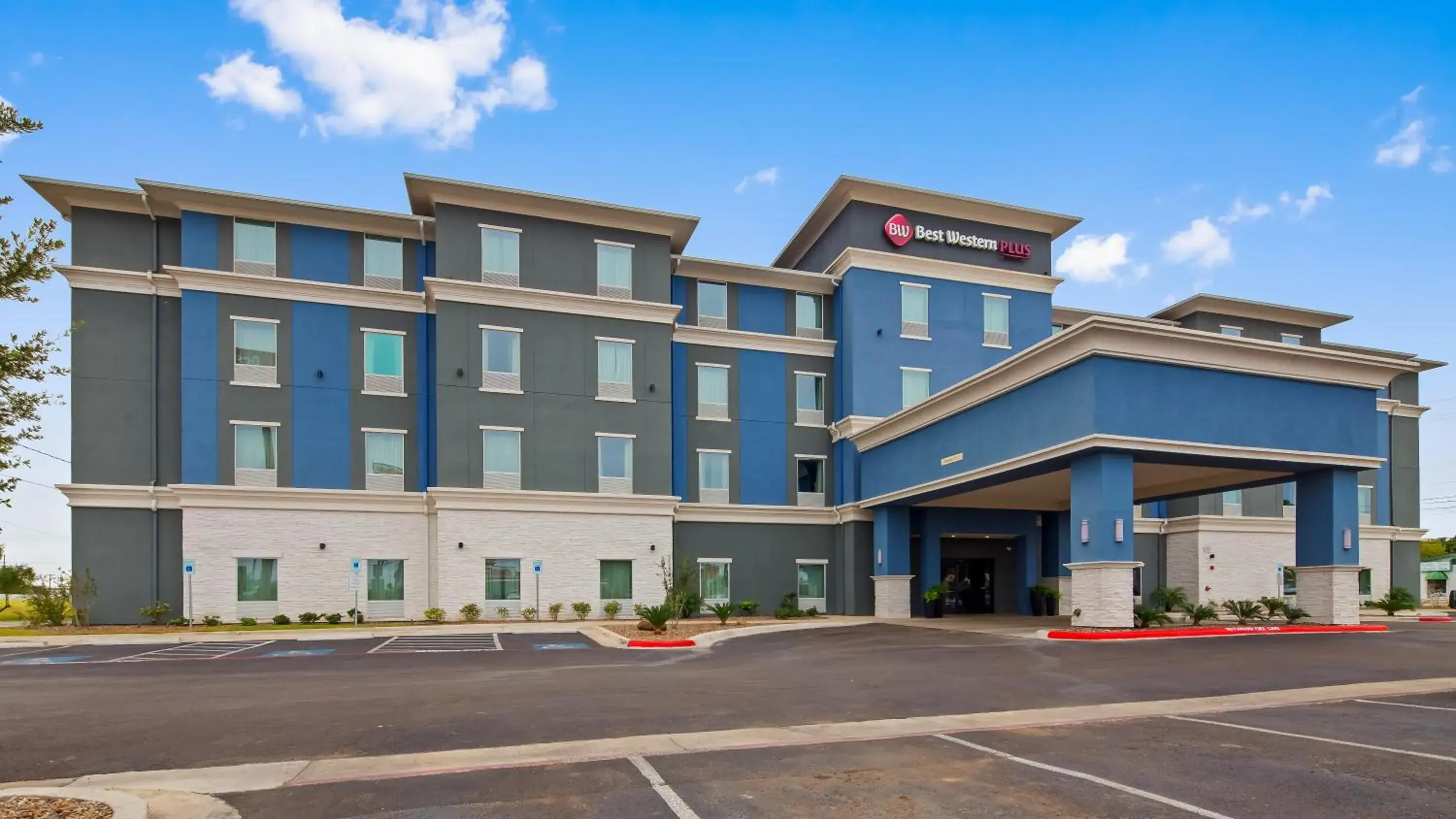 Property building in Best Western Plus Laredo Inn & Suites Property building in Best Western Plus Laredo Inn & Suites
