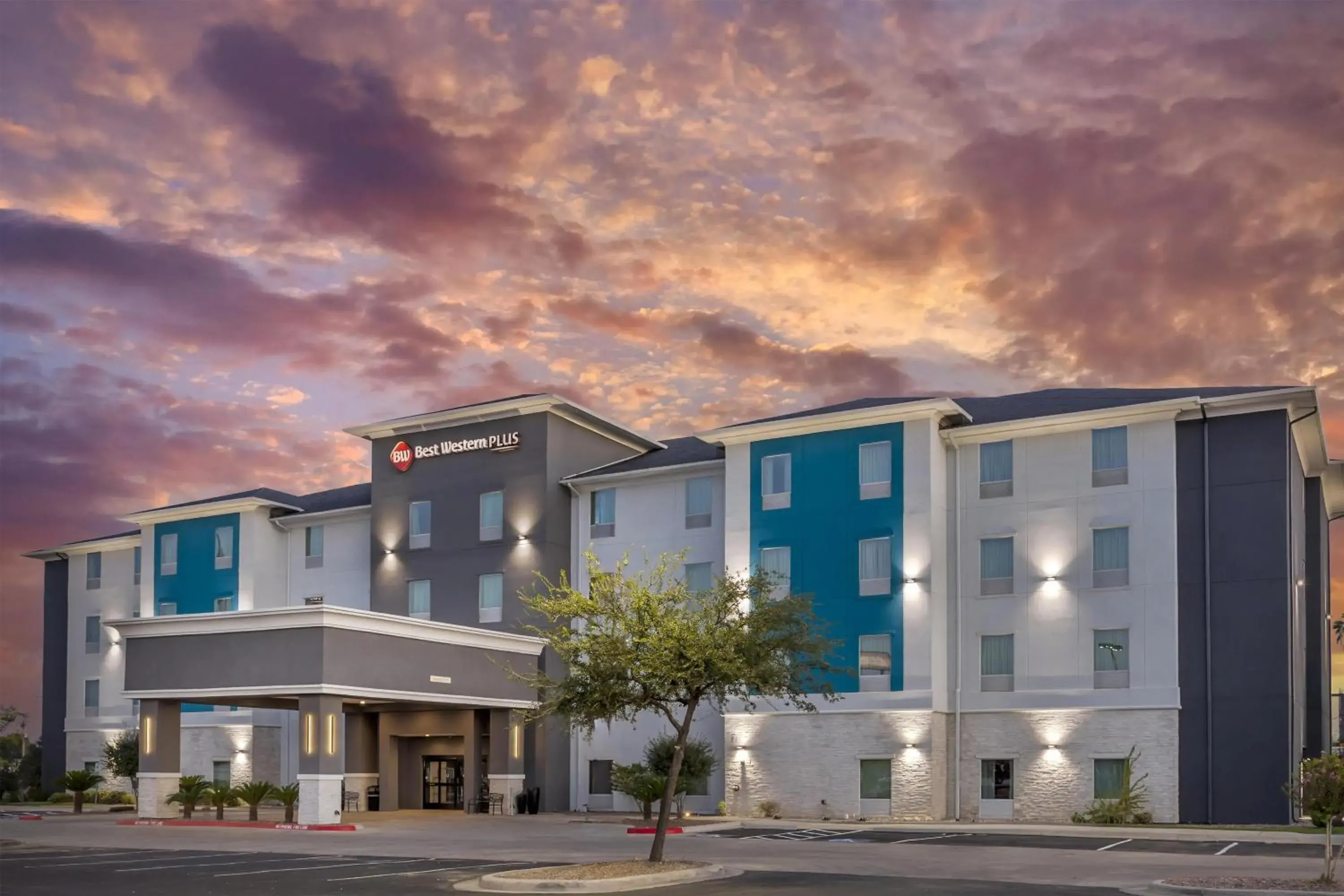 Property building in Best Western Plus Laredo Inn & Suites Property building in Best Western Plus Laredo Inn & Suites