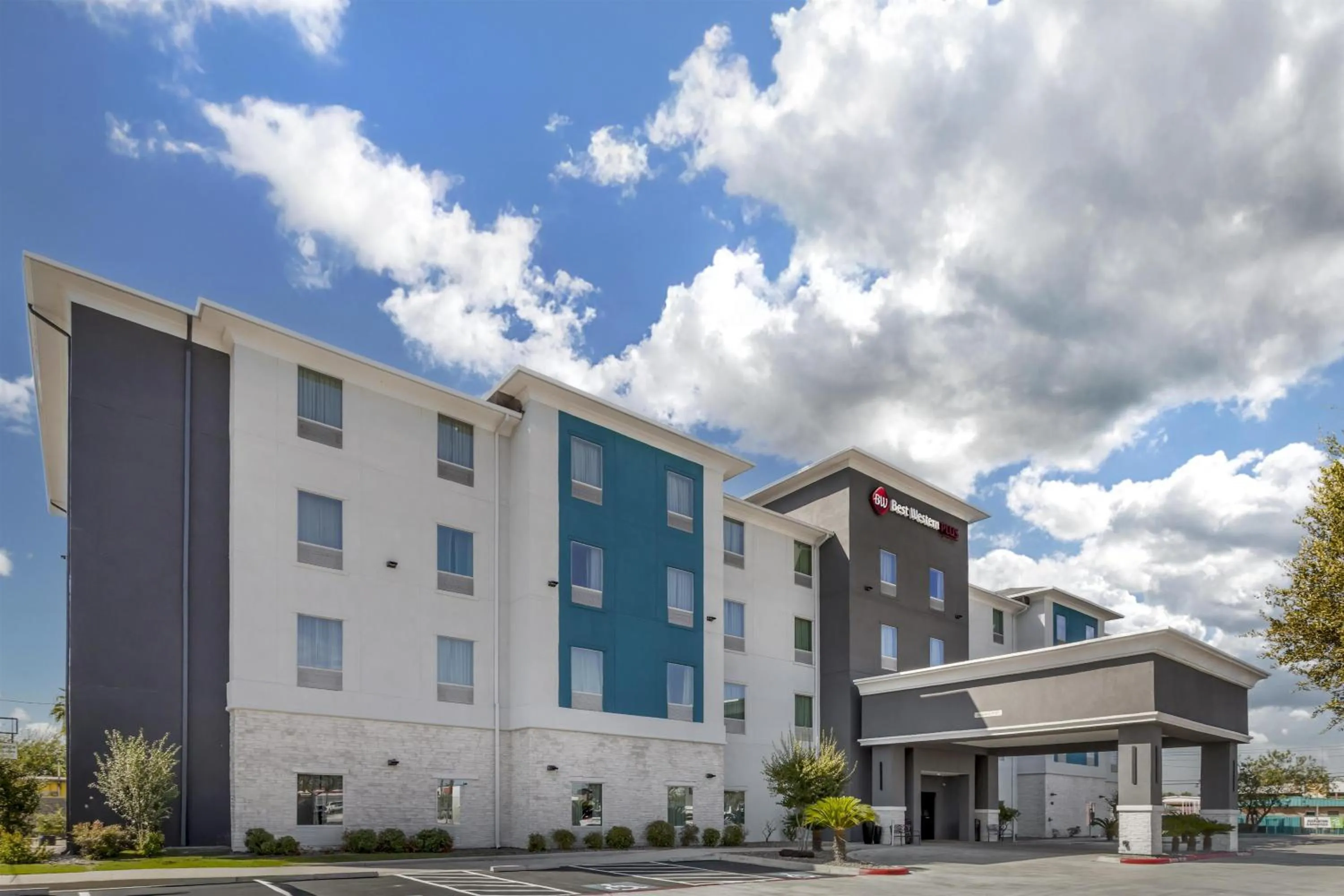 Property building in Best Western Plus Laredo Inn & Suites