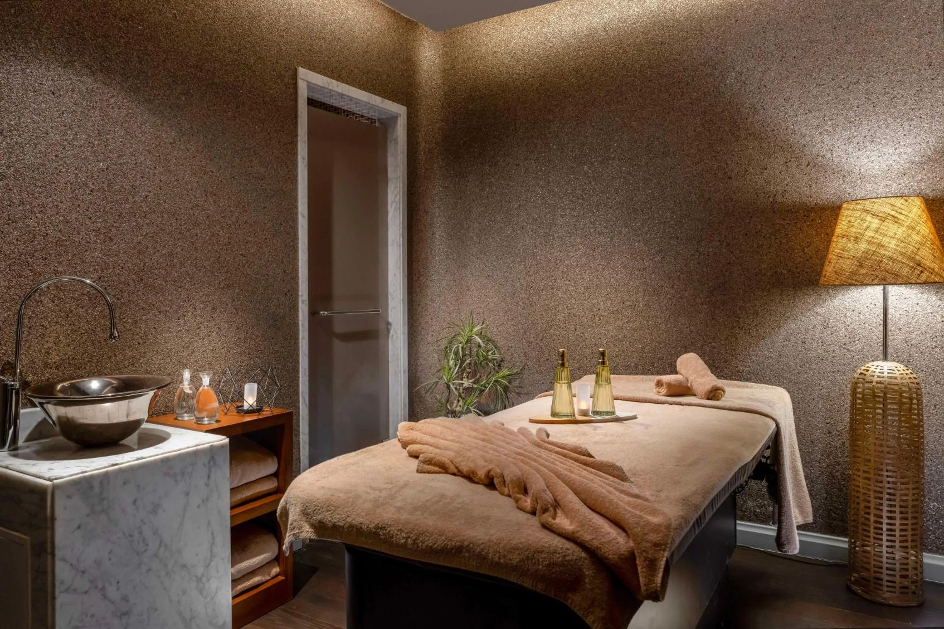 Fitness centre/facilities, Bed in Radisson Blu Hotel Istanbul Ottomare