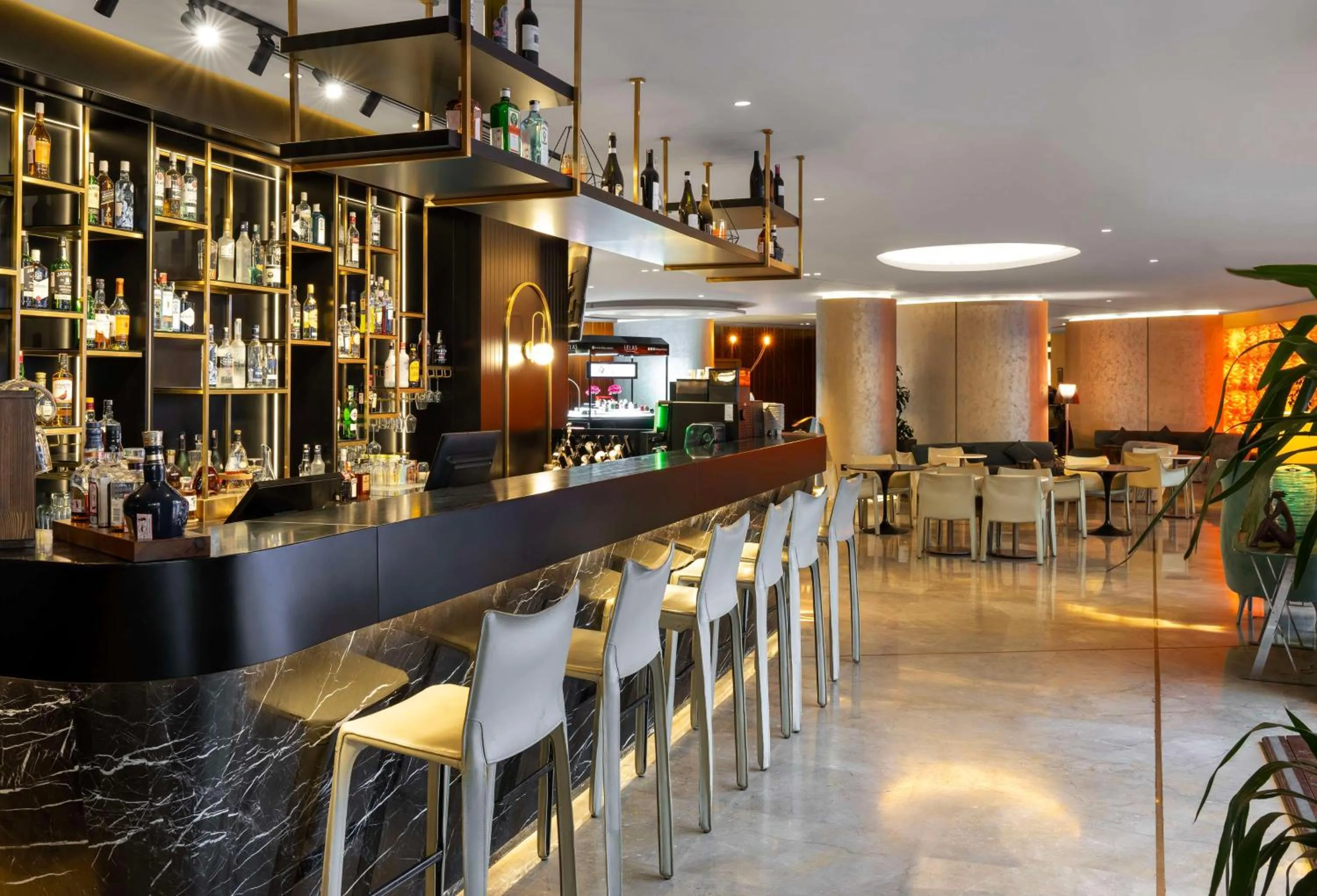 Lounge or bar in Radisson Blu Hotel Istanbul Ottomare