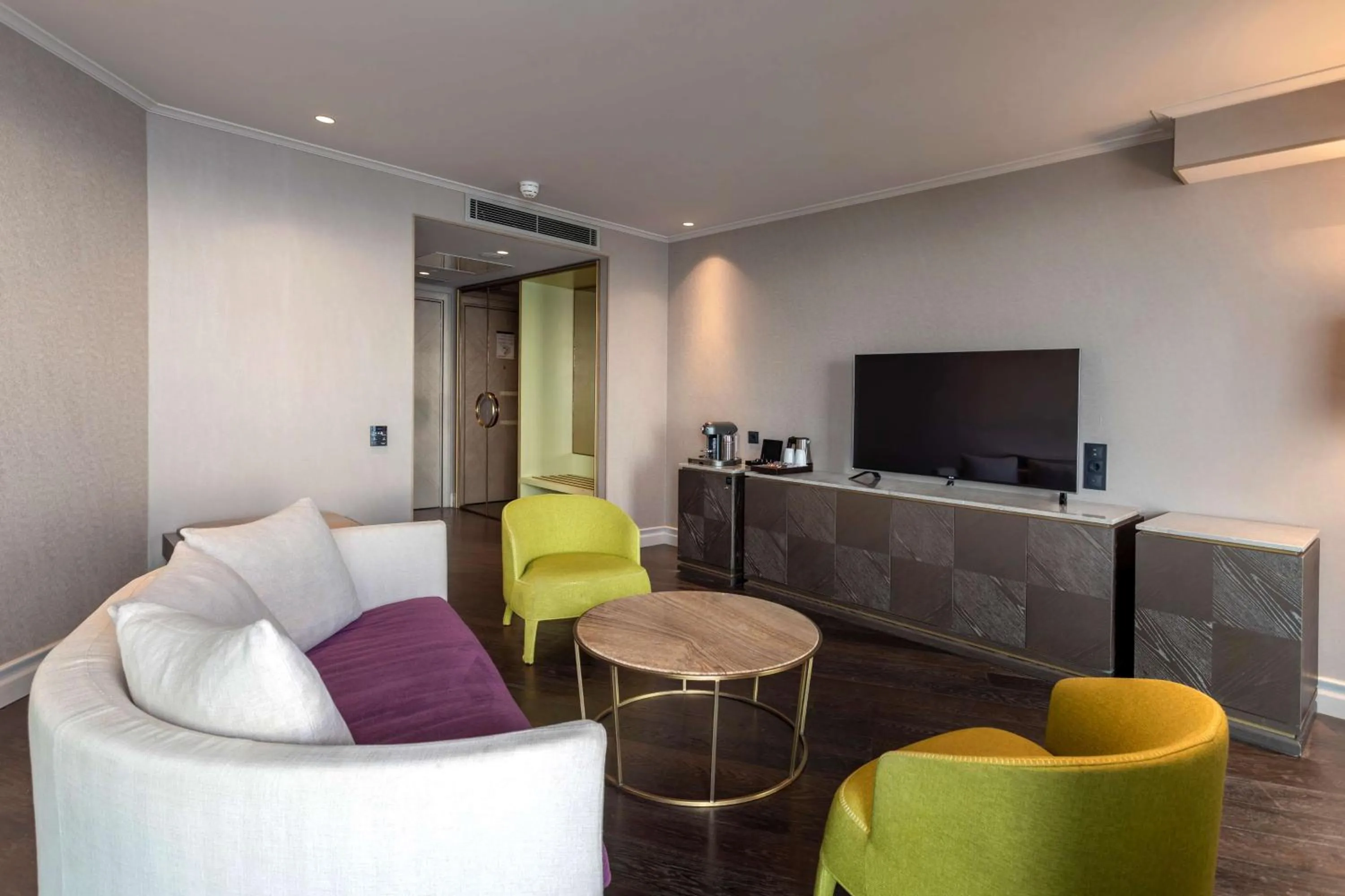 TV and multimedia in Radisson Blu Hotel Istanbul Ottomare