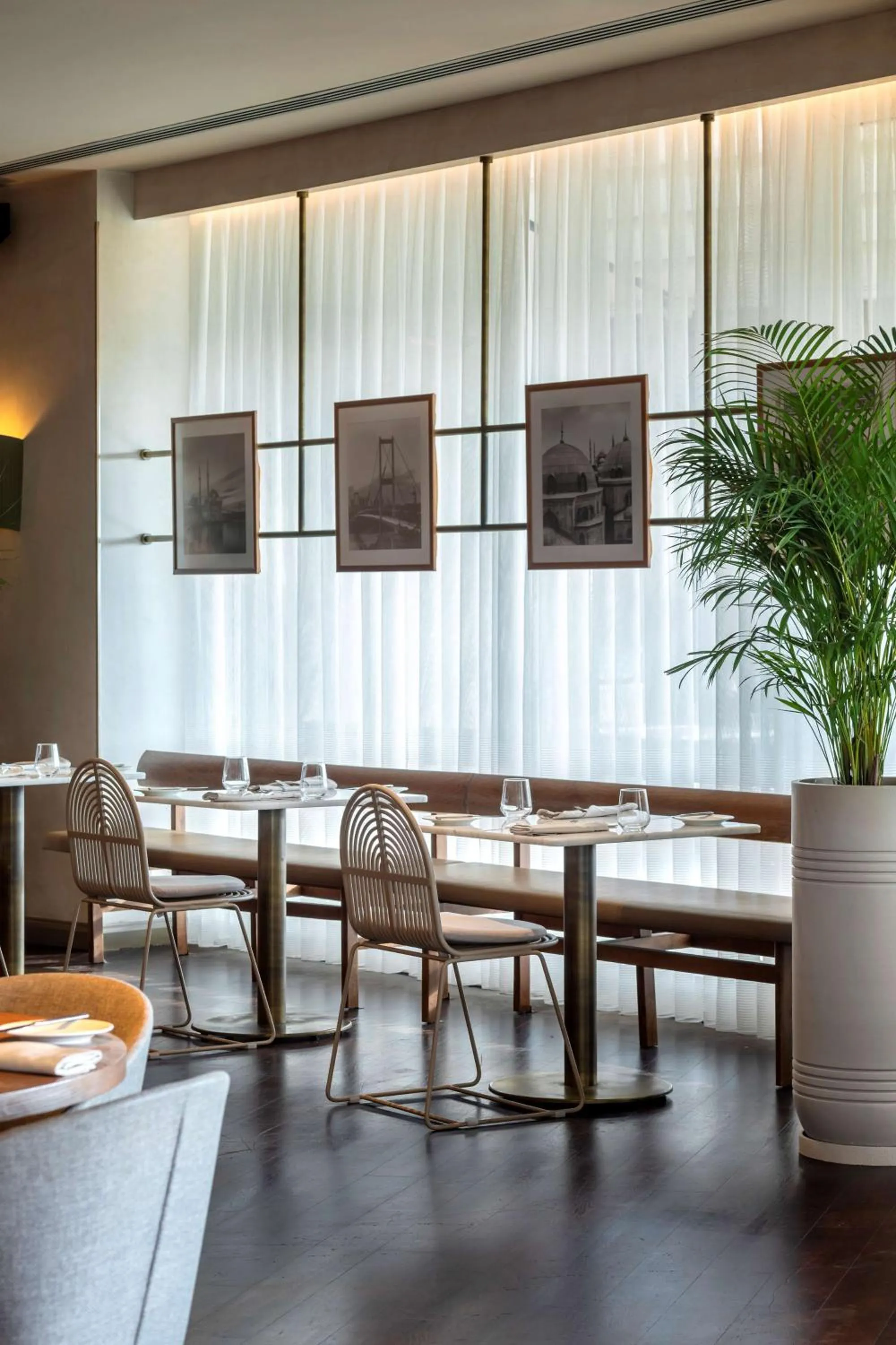 Restaurant/places to eat in Radisson Blu Hotel Istanbul Ottomare