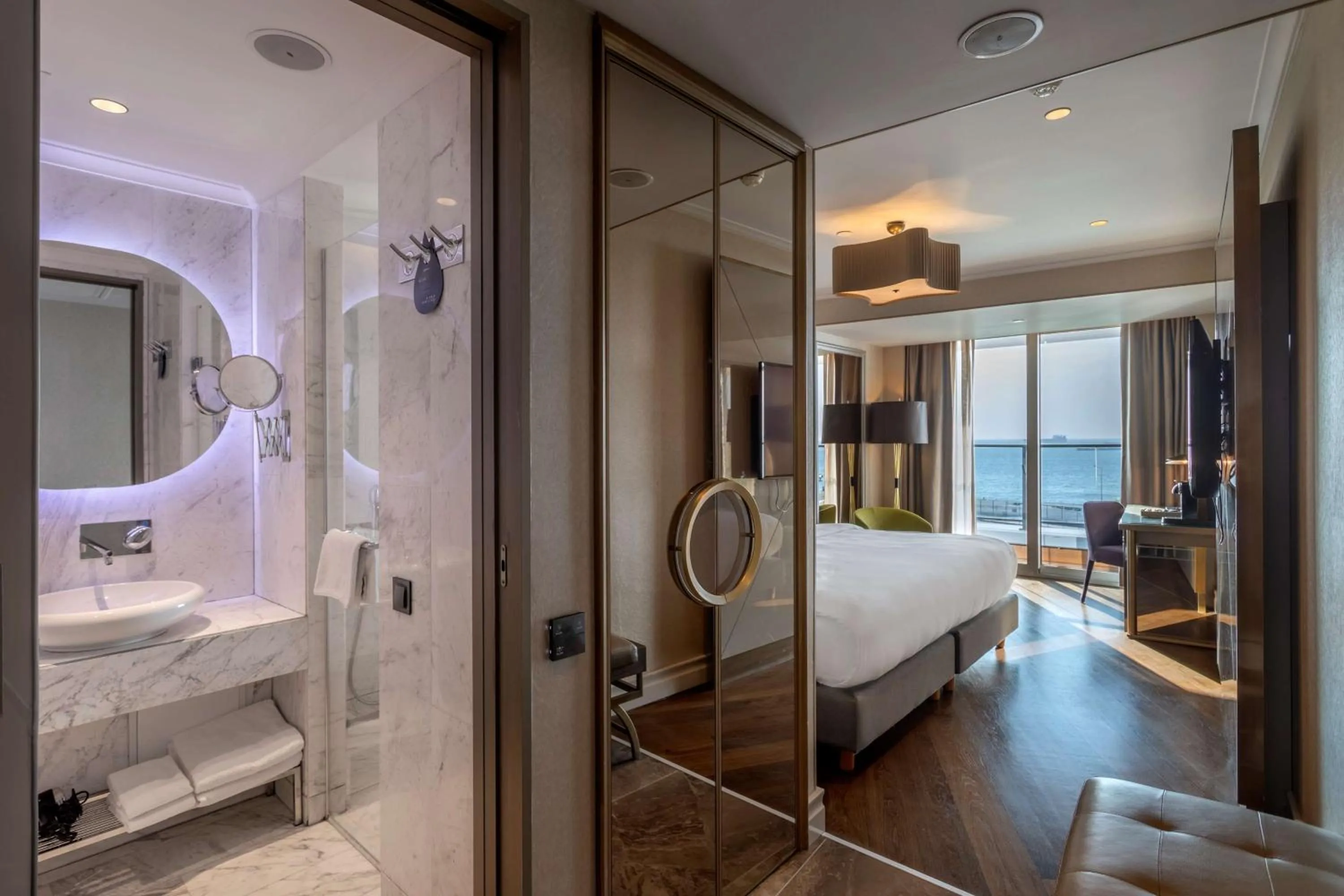 Bathroom, Bed in Radisson Blu Hotel Istanbul Ottomare