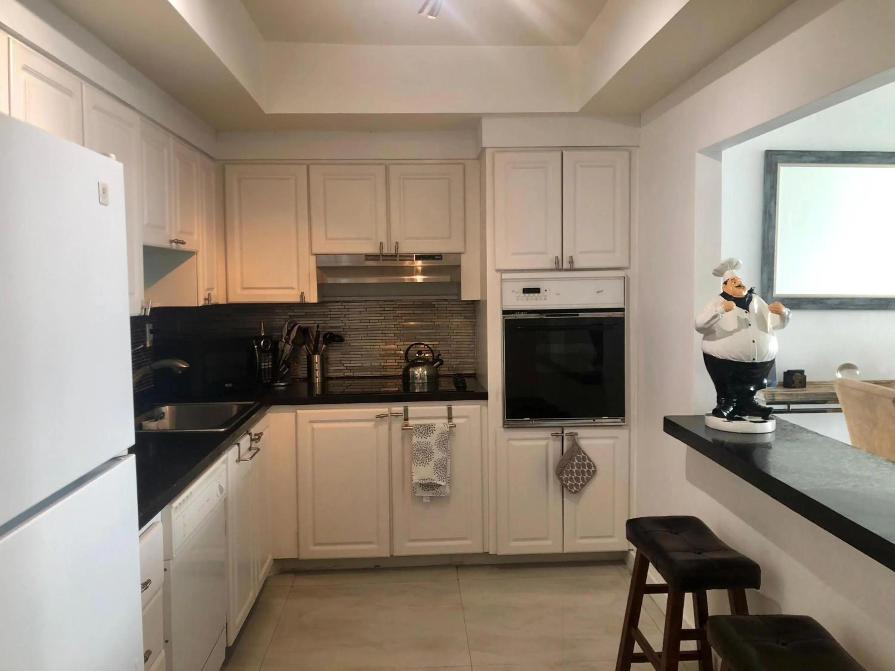 Kitchen or kitchenette in Penthouse Ocean Reserve