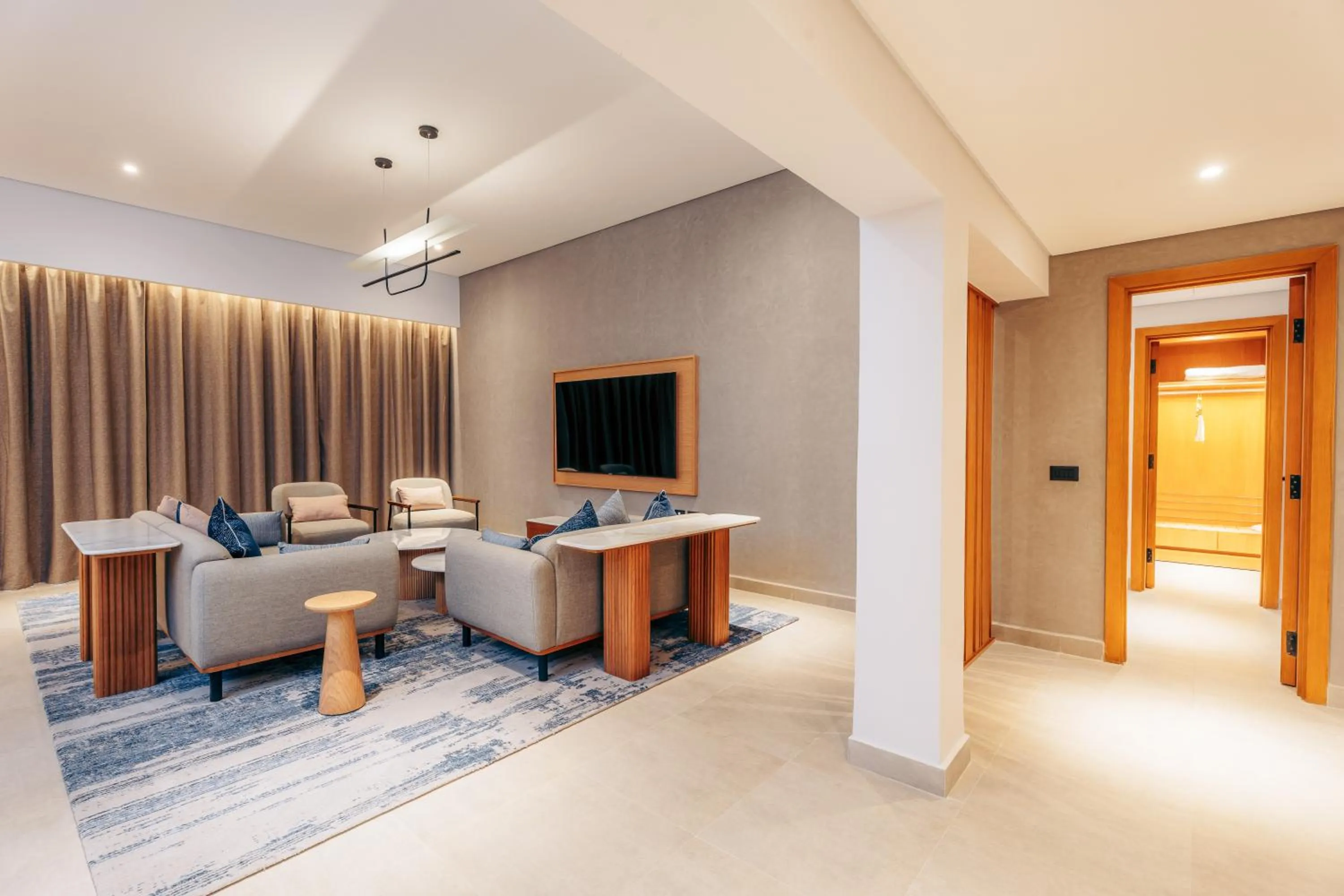 Living room, Bed in Sheraton Soma Bay Resort