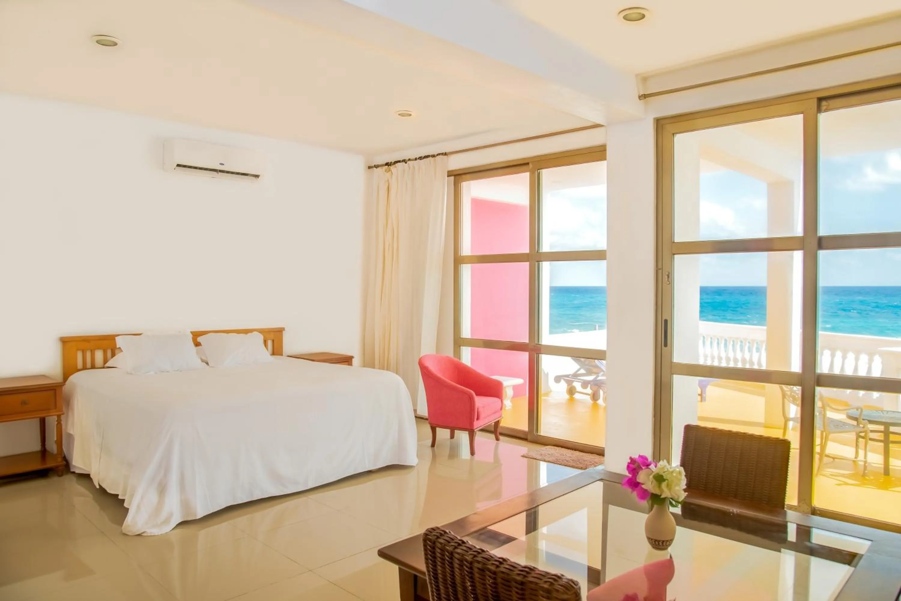 Photo of the whole room, Bed in Villa Elena Isla Mujeres