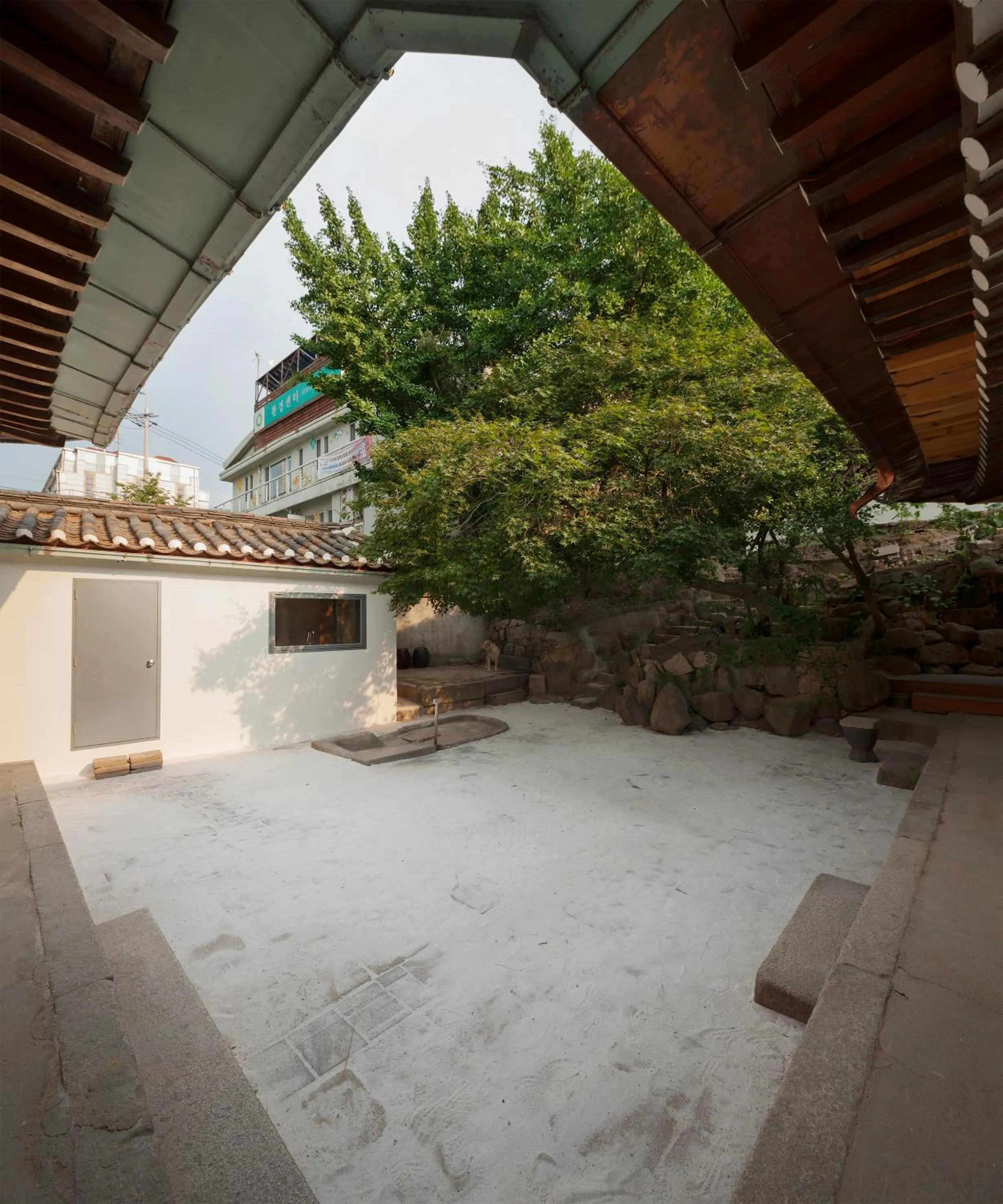 Garden view in Side Hanok Residence