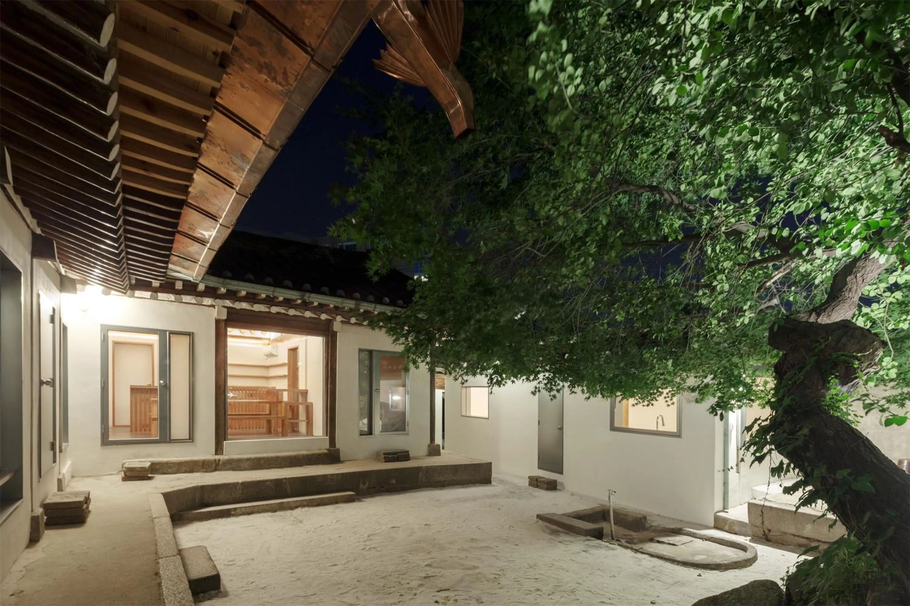 Garden view in Side Hanok Residence