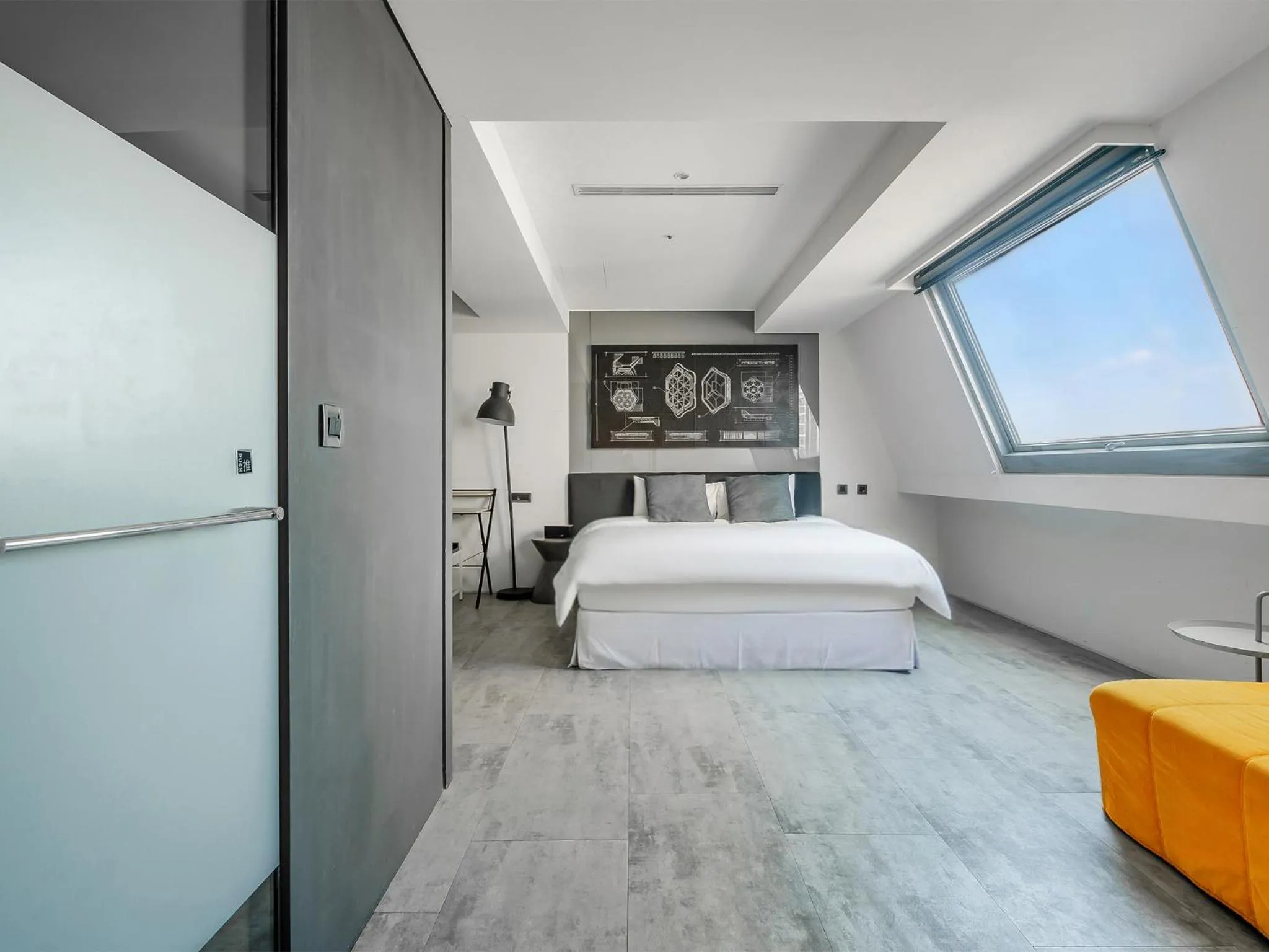 Bed in CHECK inn Taichung Liming